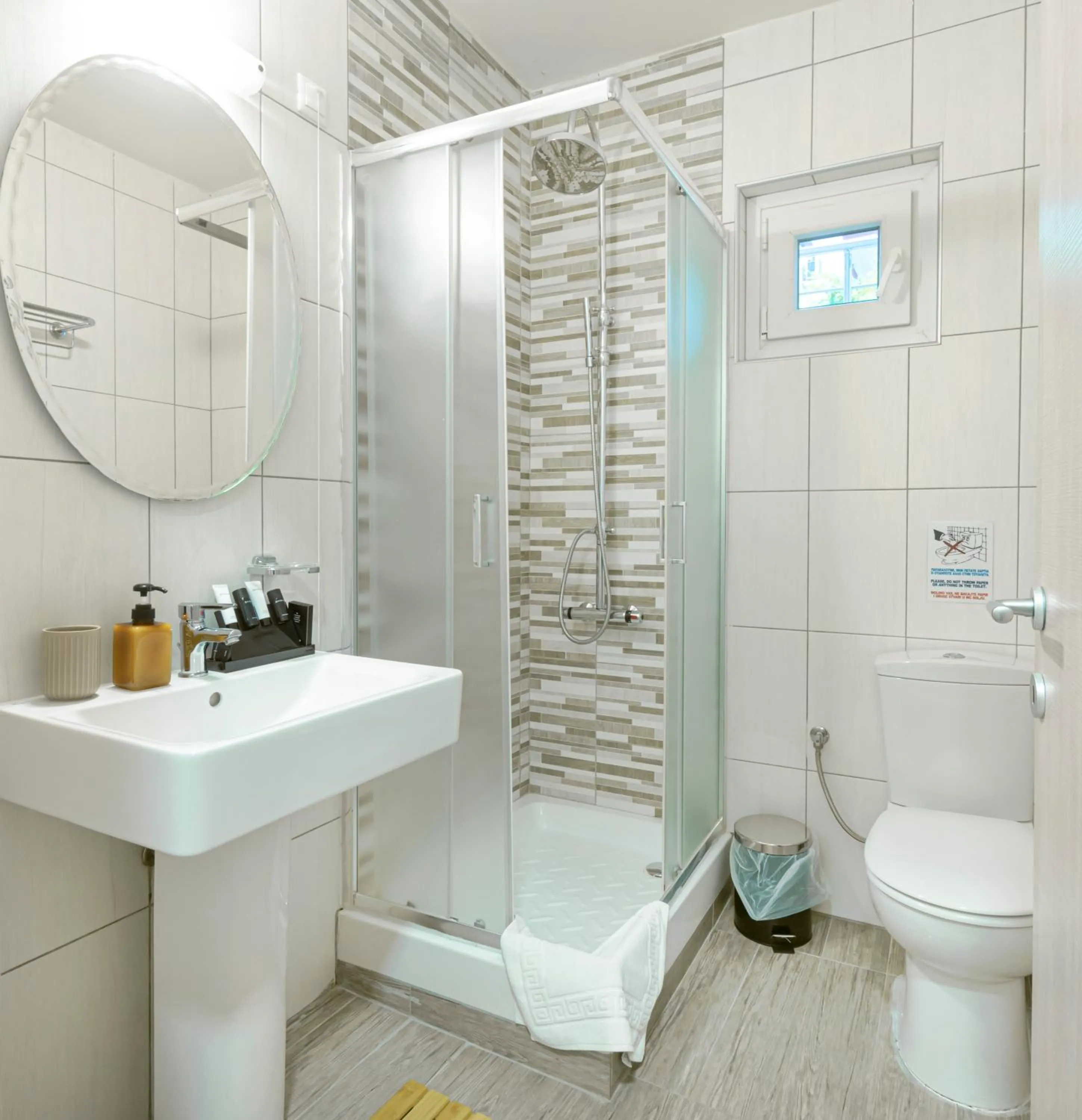 Shower in Dedis Apartment's