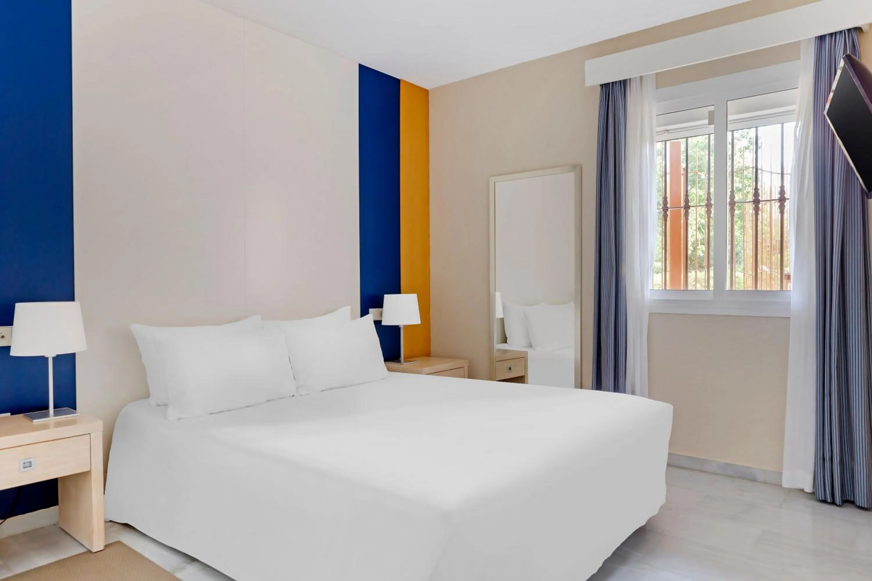 Bedroom, Bed in Los Amigos Beach Club