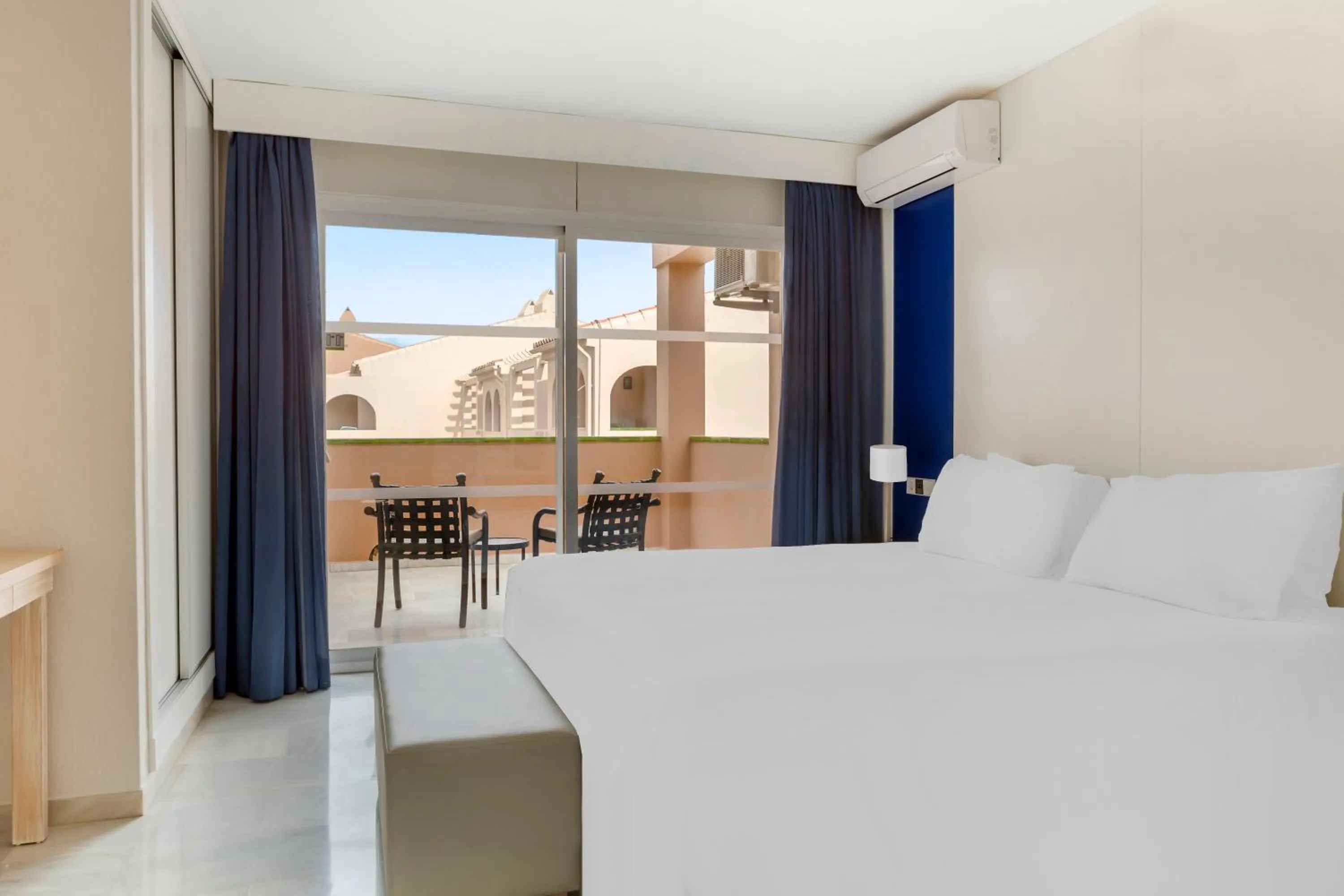 Bedroom, Bed in Los Amigos Beach Club