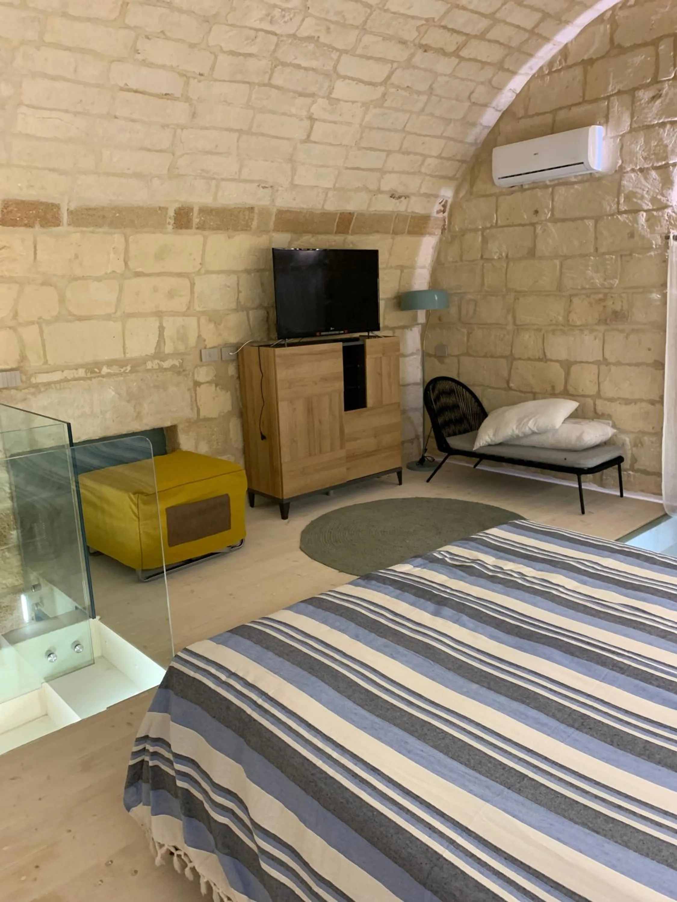 Bedroom, Bed in Bianco Mare