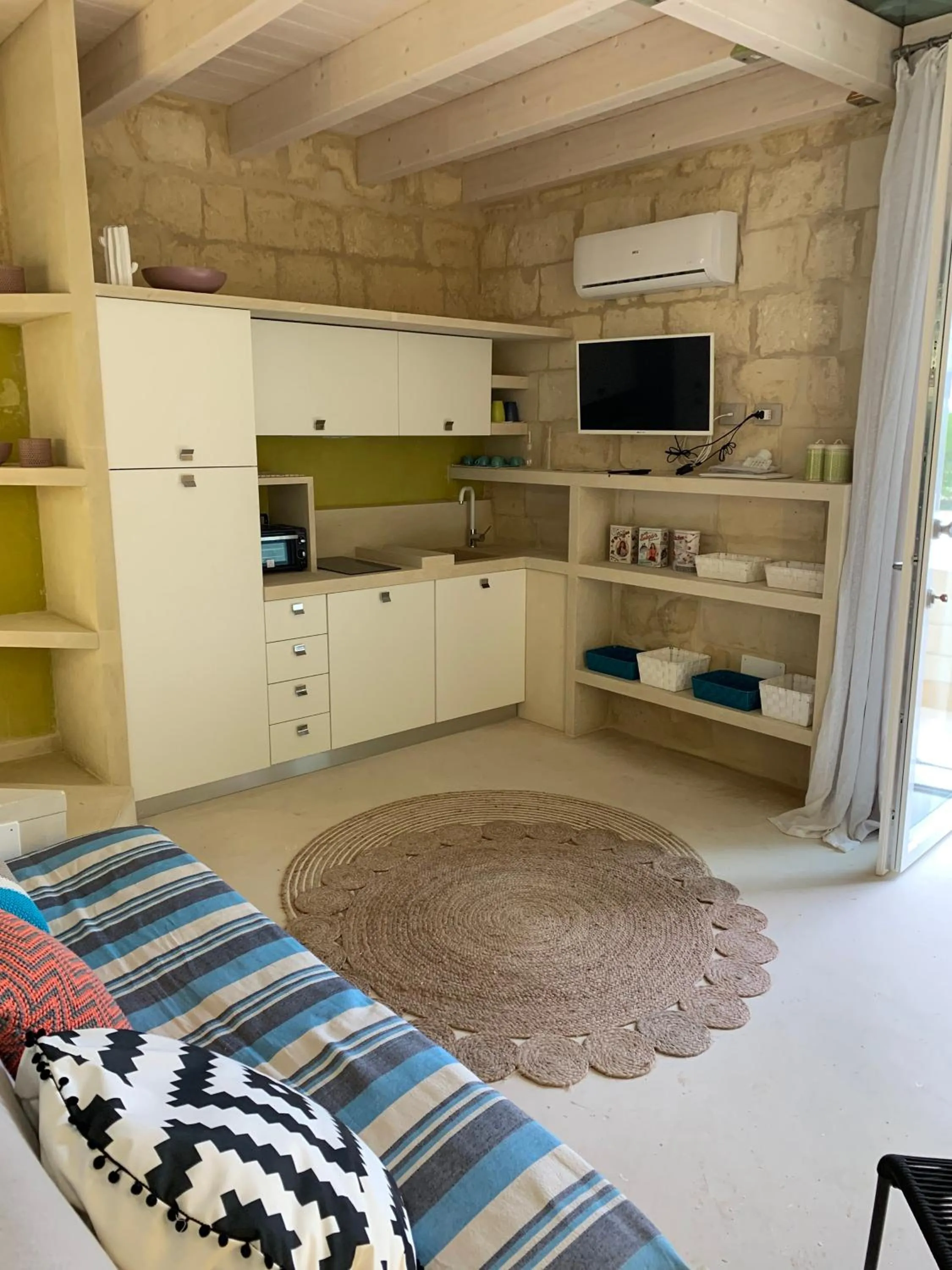 Kitchen or kitchenette in Bianco Mare