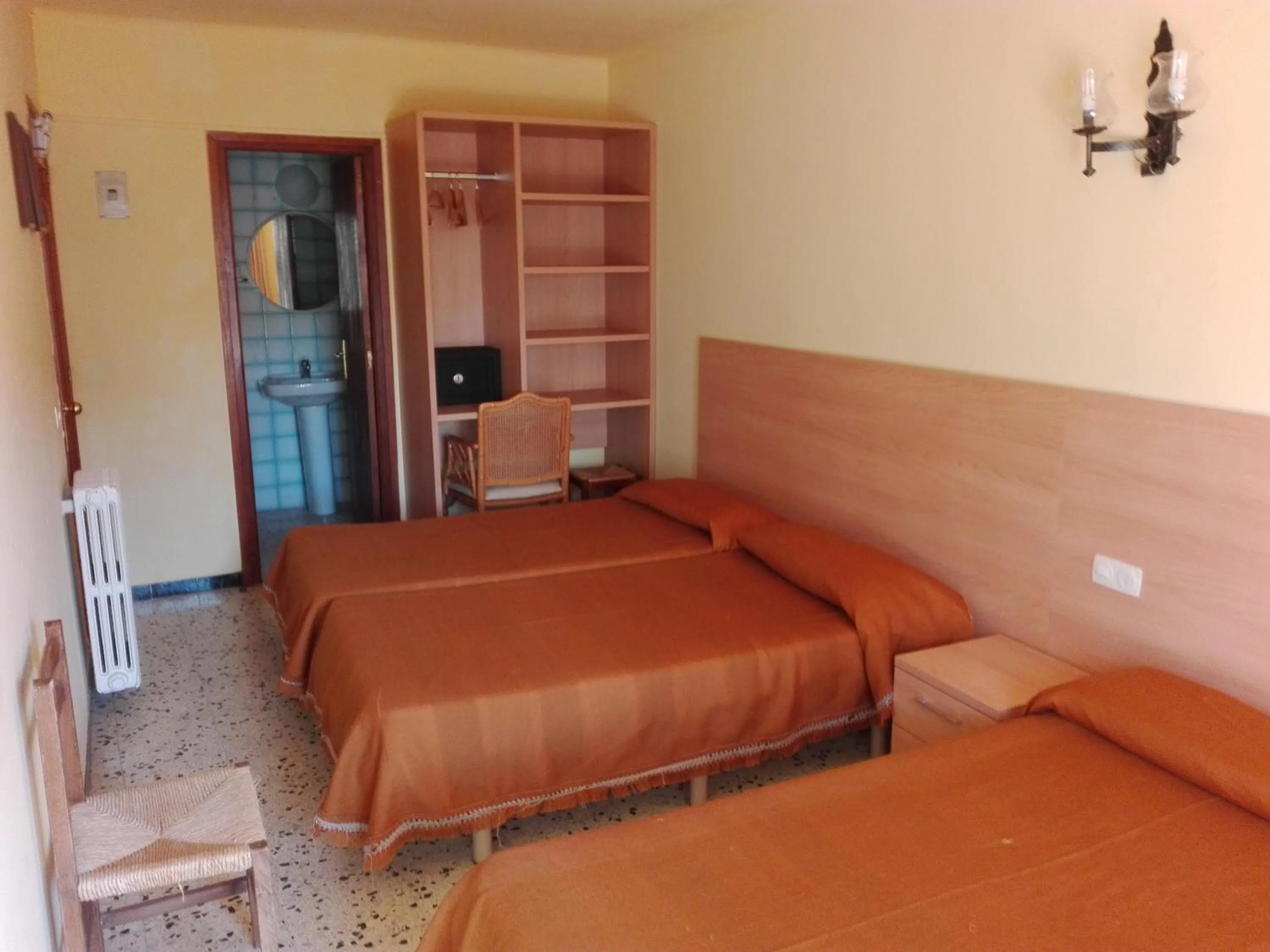 Photo of the whole room, Bed in Raco d'en Pepe