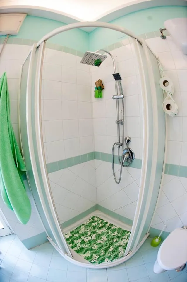 Shower in O' Paese E Masaniello