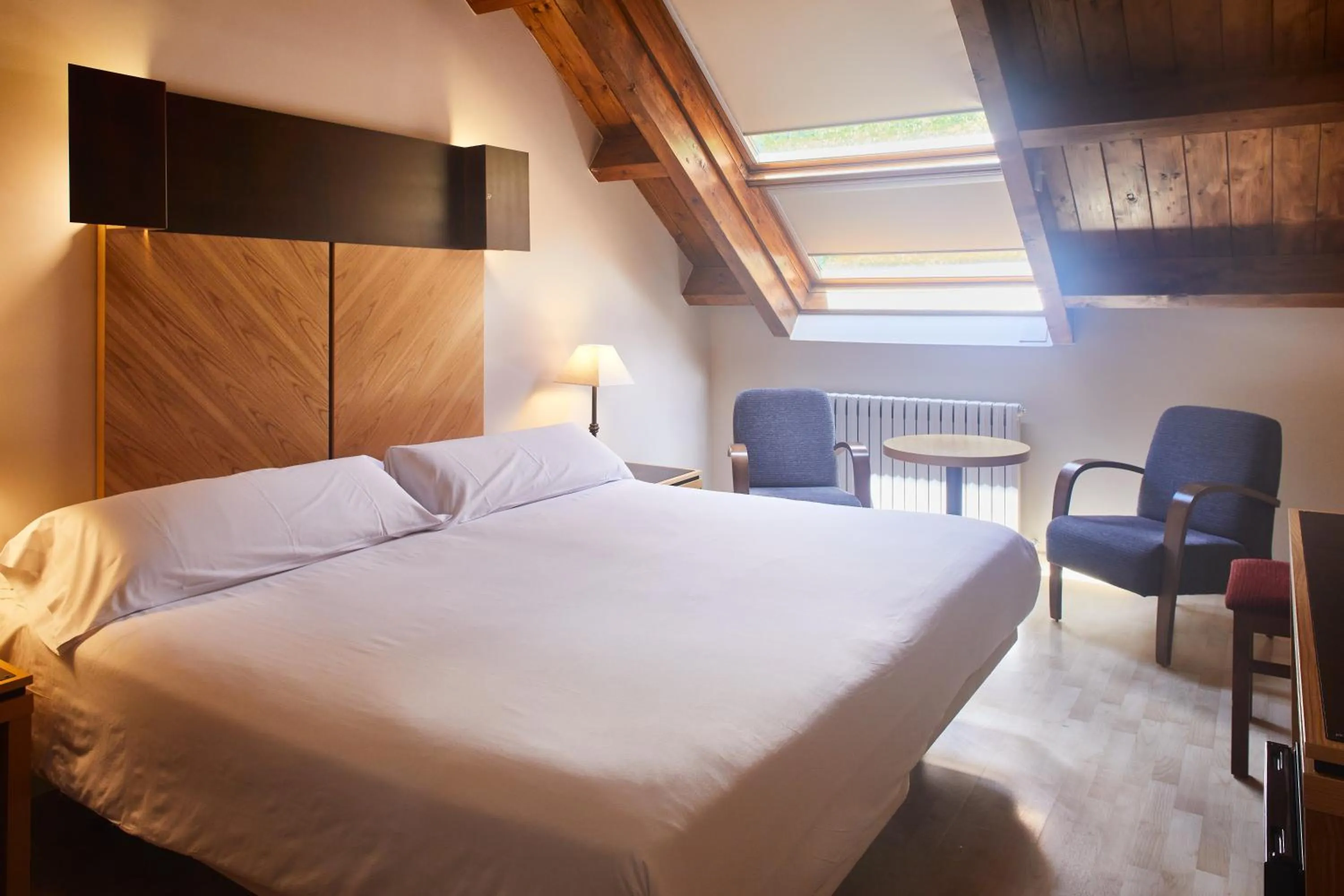 Bedroom, Bed in Silken Ordesa