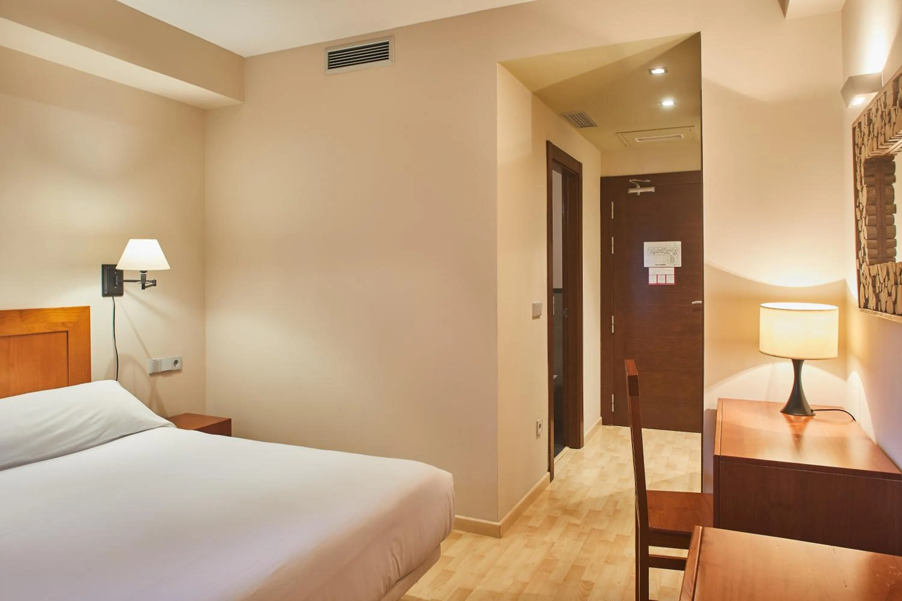 Bedroom, Bed in Silken Ordesa