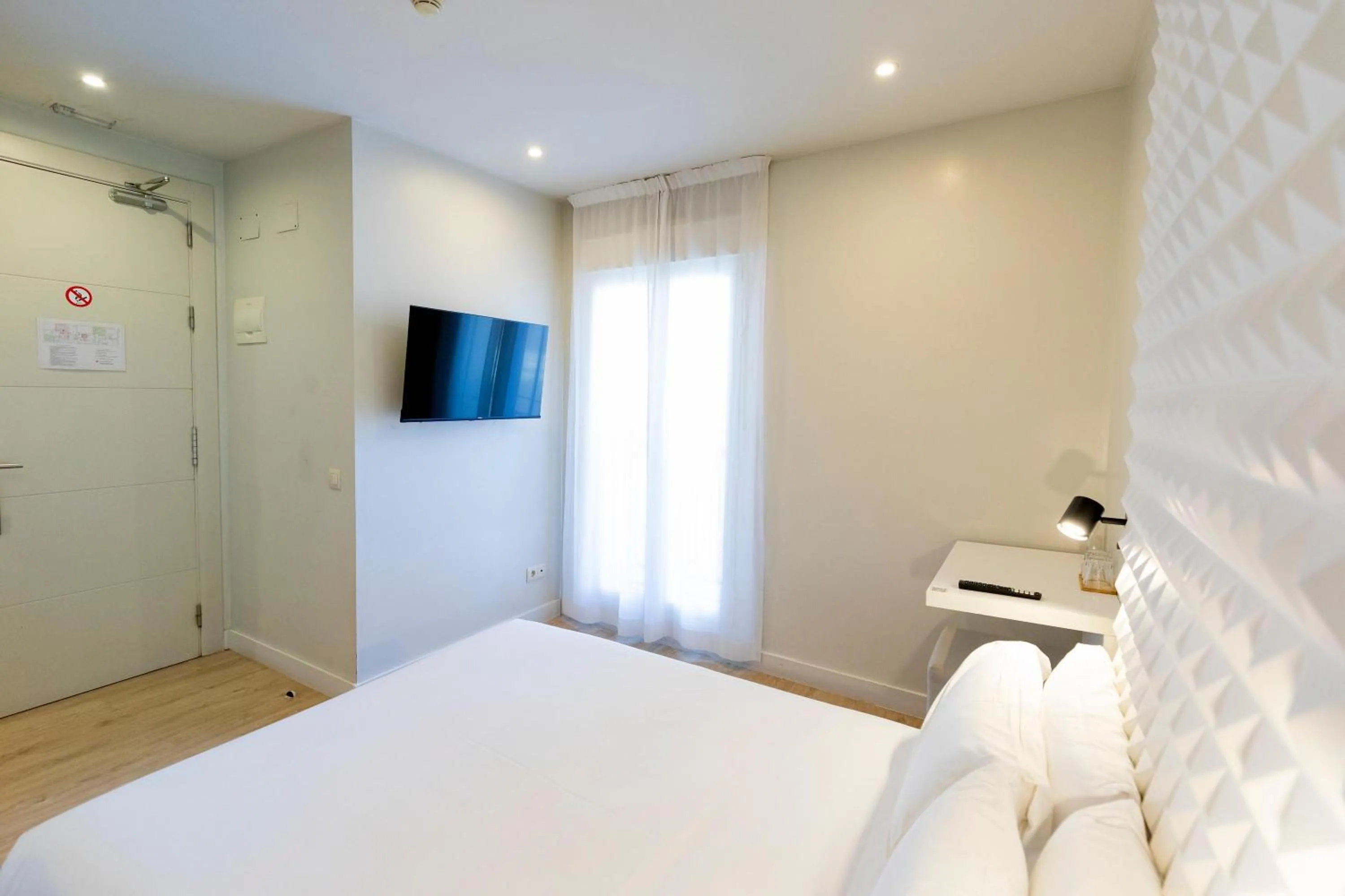 Photo of the whole room, Bed in URBANSEA Atocha 113