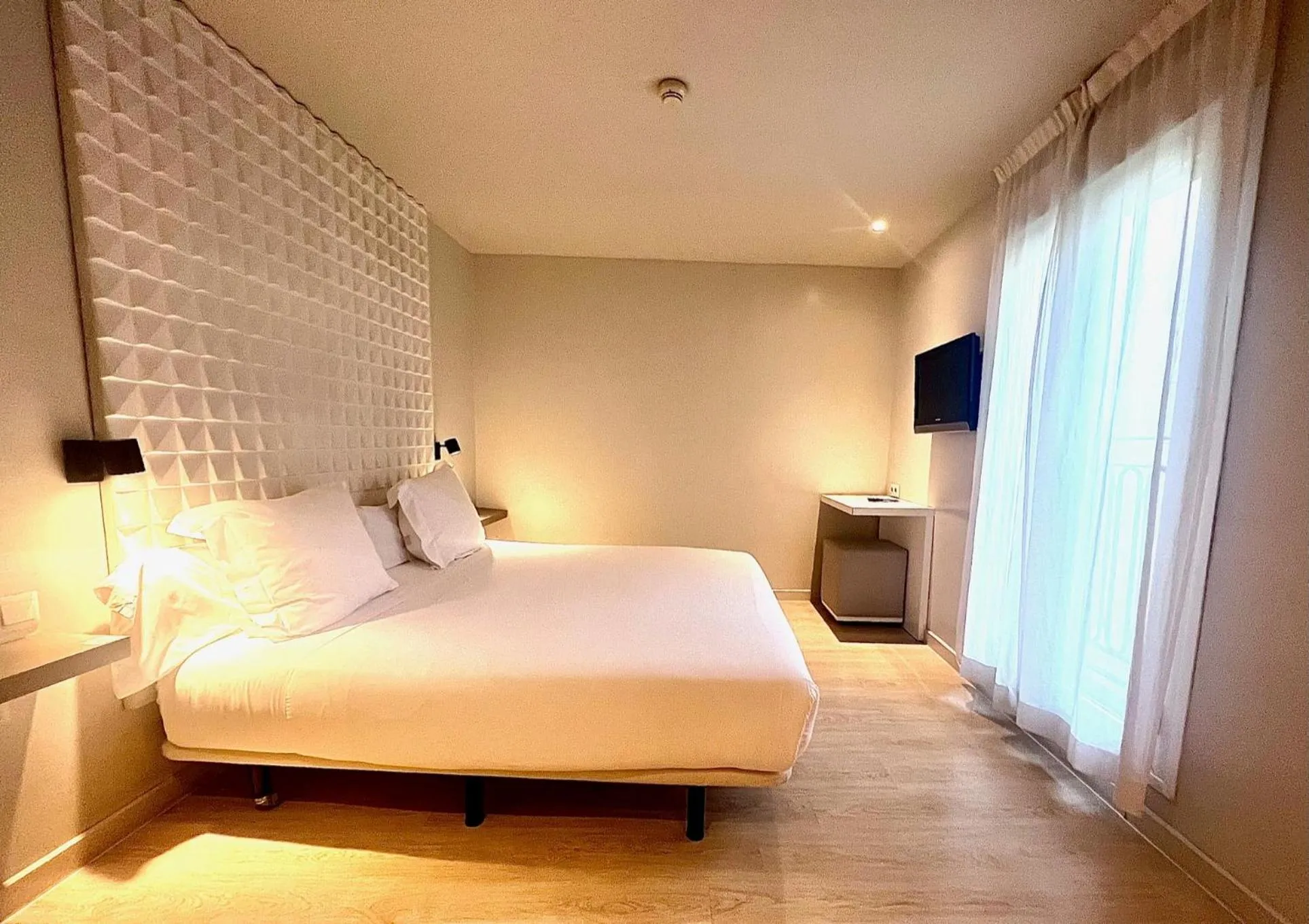 Photo of the whole room, Bed in URBANSEA Atocha 113