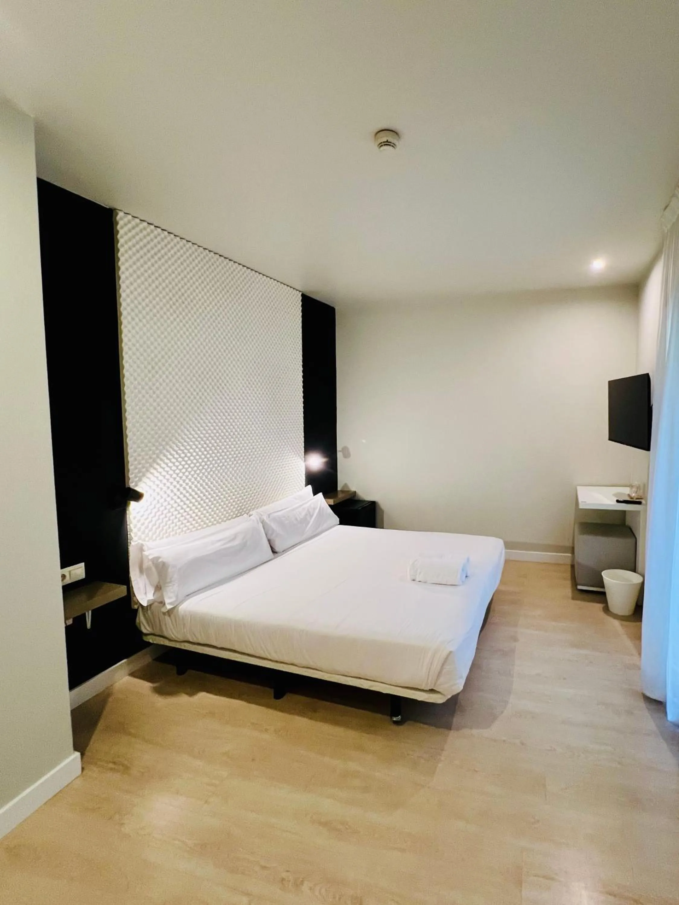 Photo of the whole room, Bed in URBANSEA Atocha 113