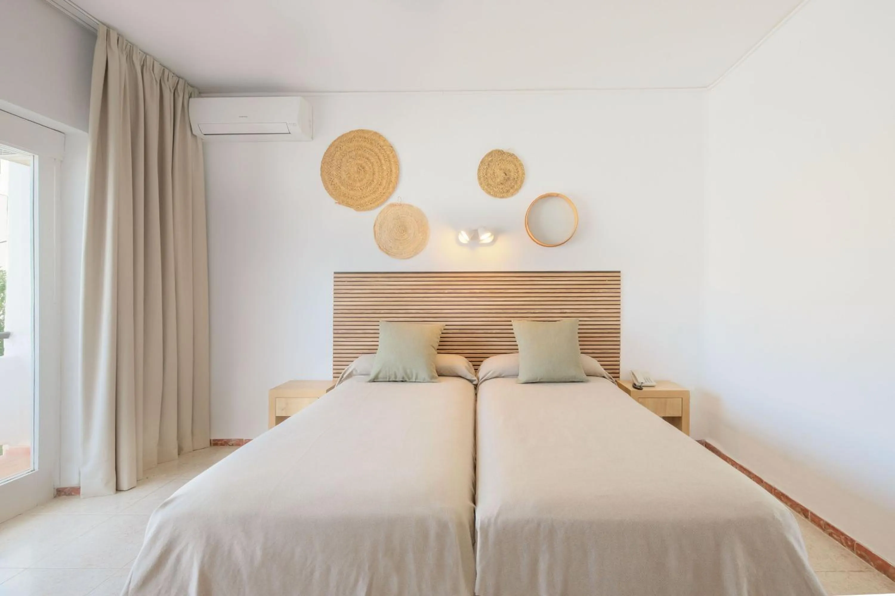 Bedroom, Bed in azuLine Hotel Mediterráneo