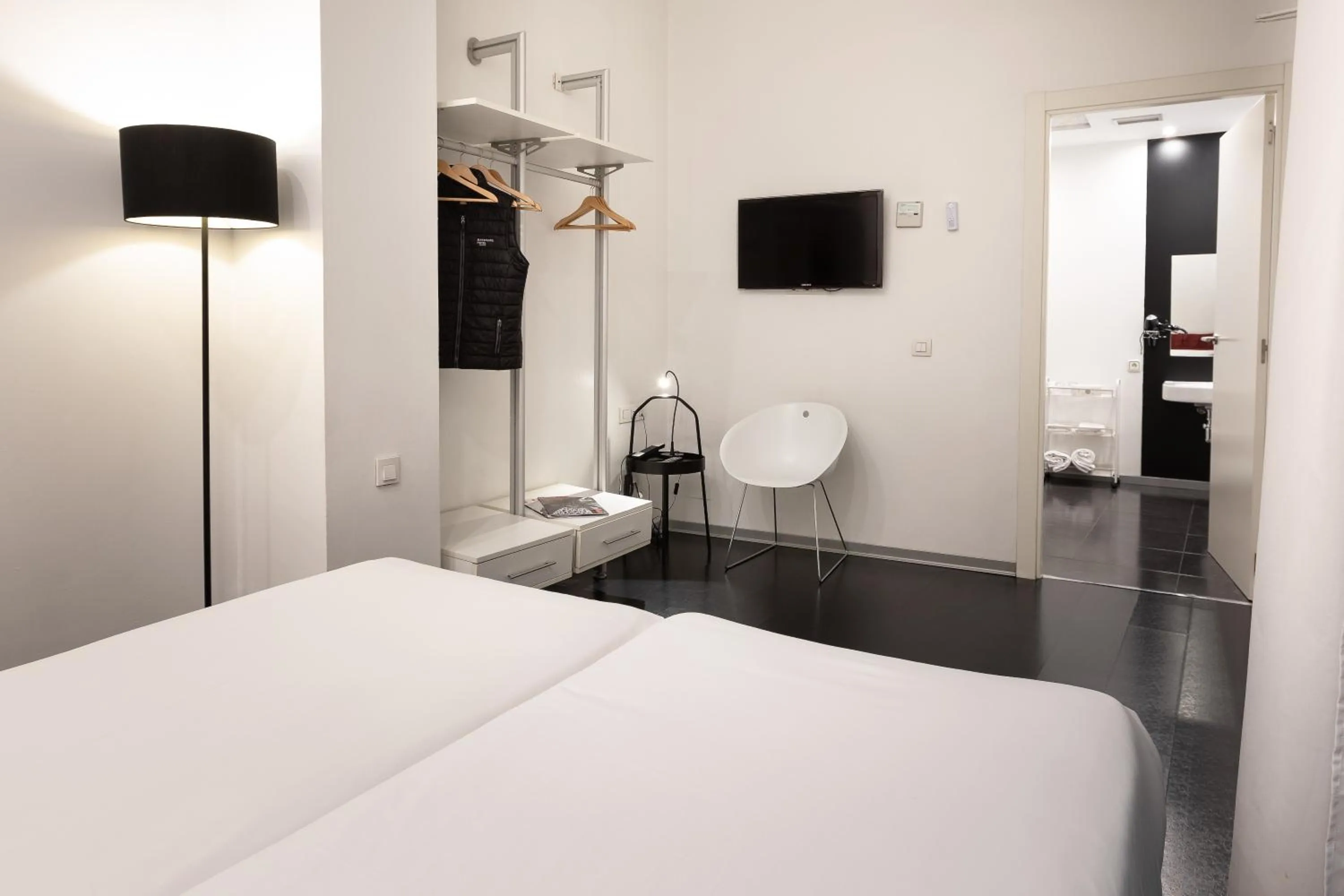 Bathroom, Bed in Mayerling Hotel