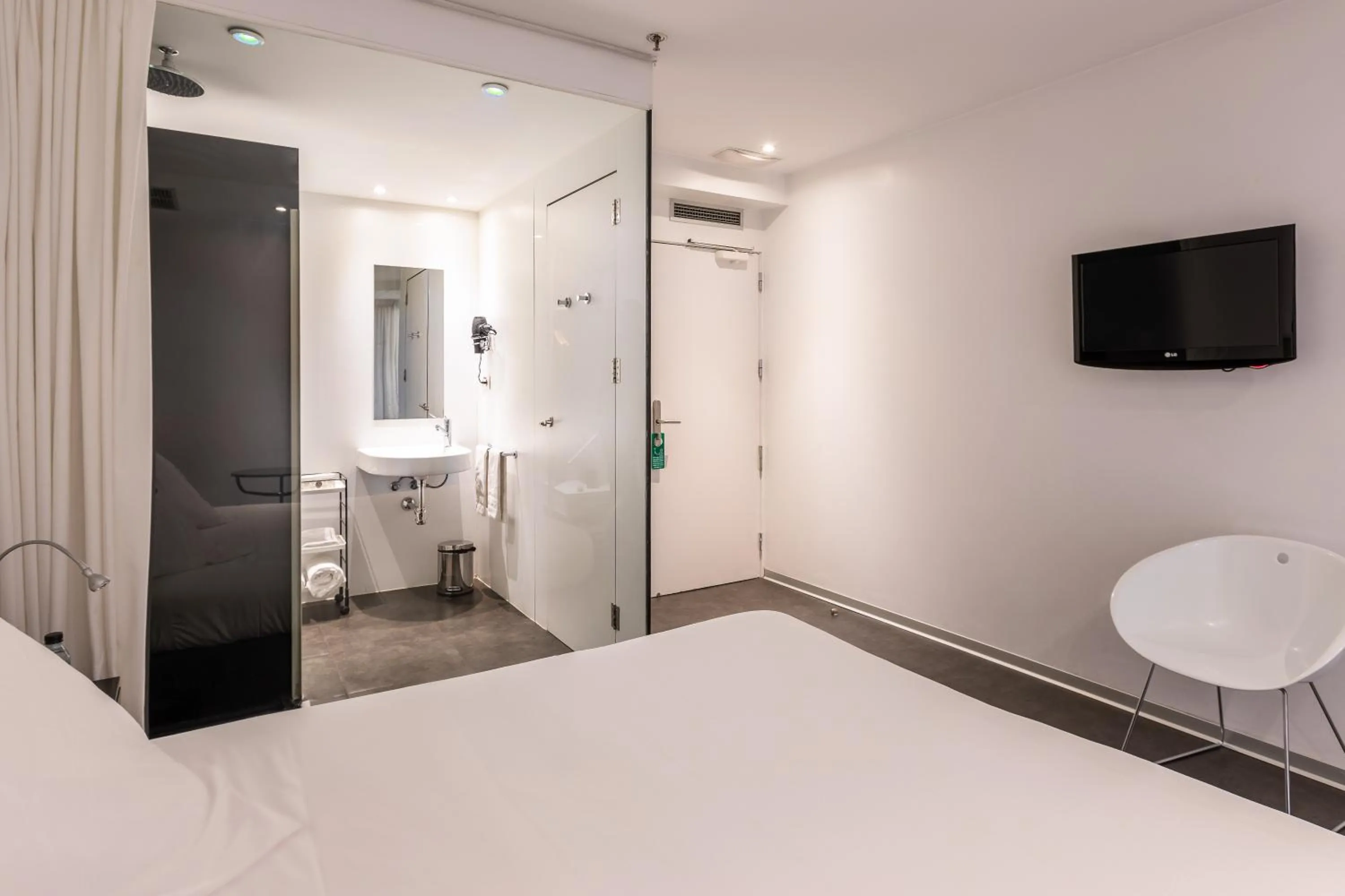 Bathroom, Bed in Mayerling Hotel