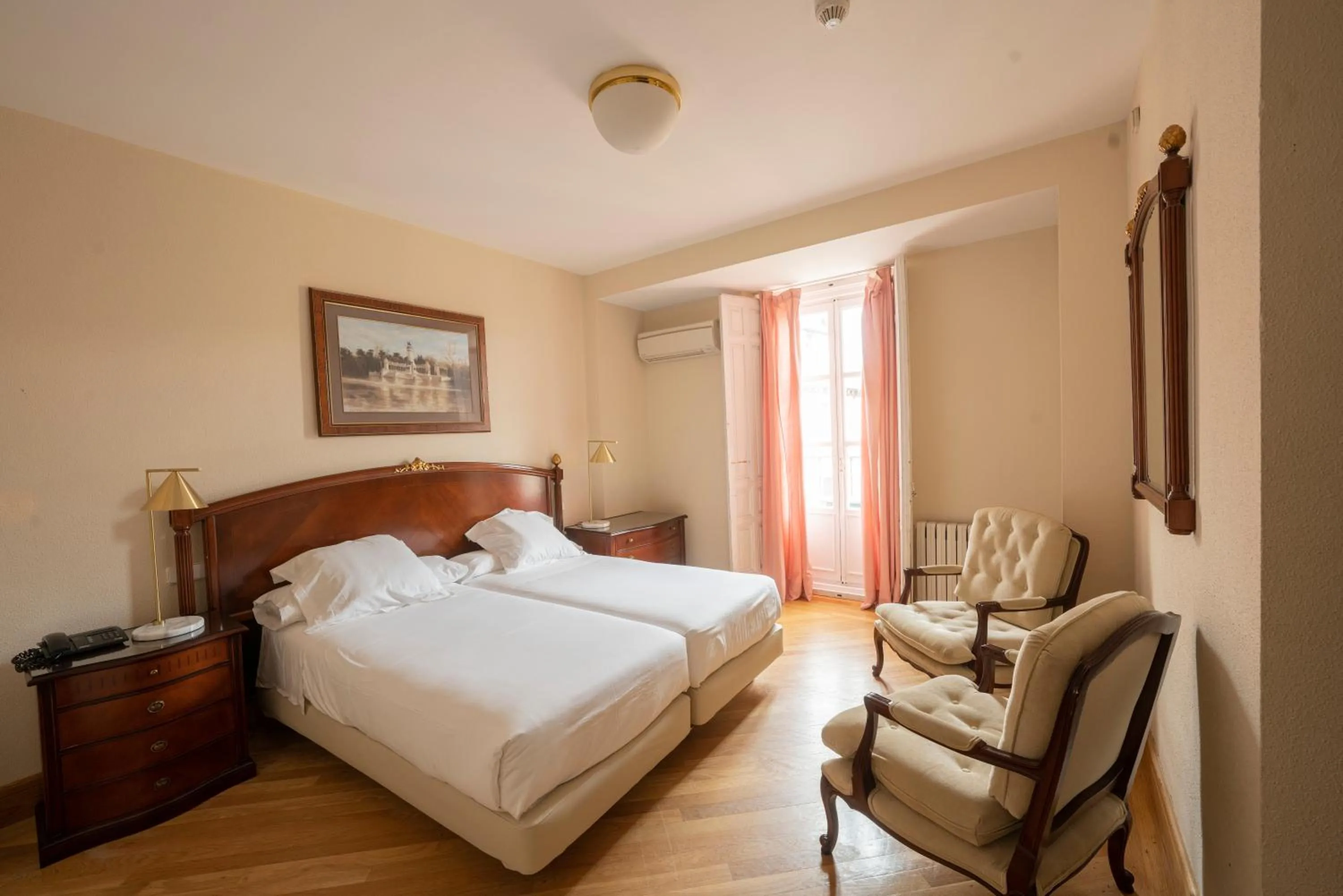 Photo of the whole room, Bed in Miranda & Suizo