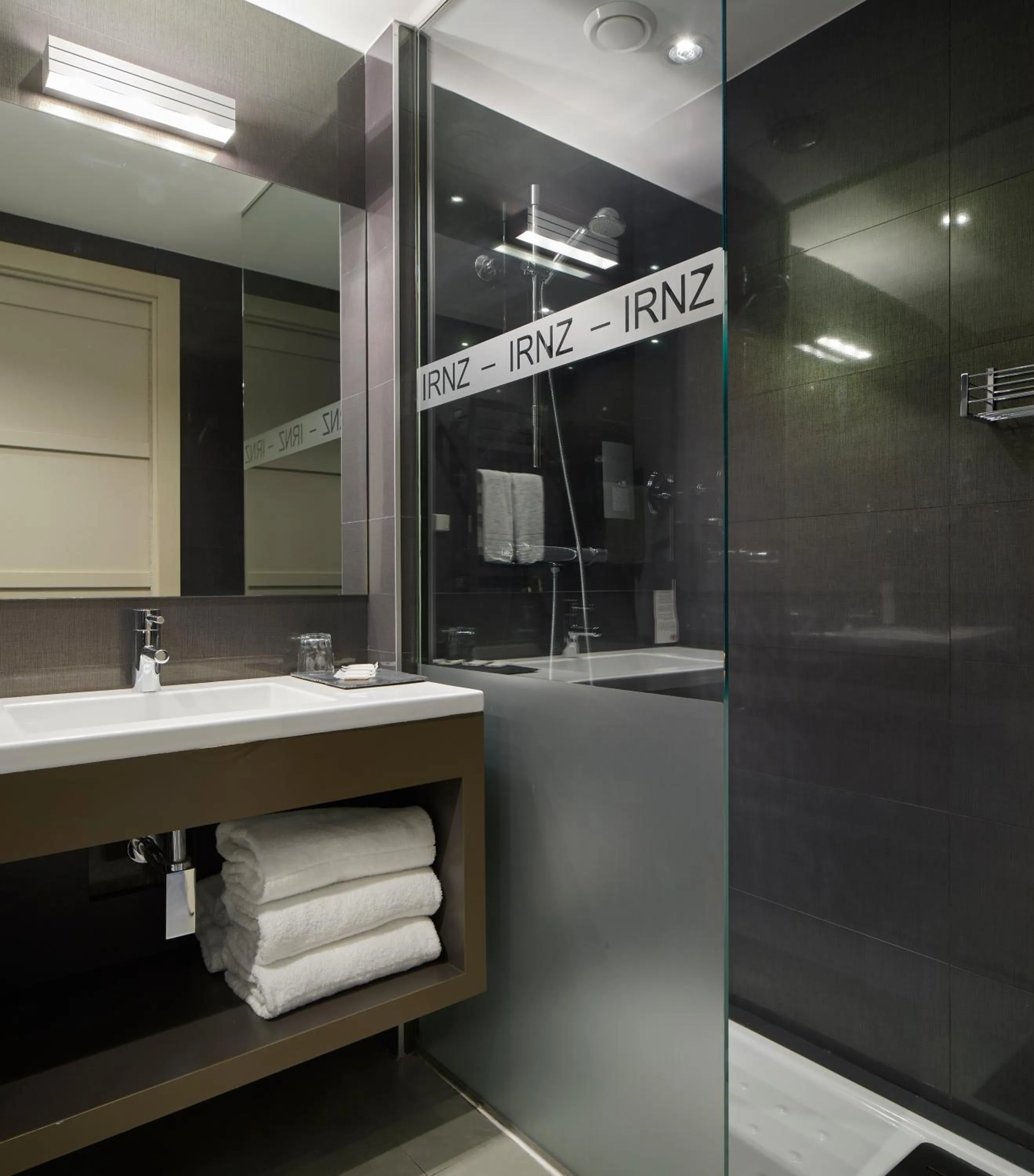 Shower in Irenaz Resort Apartamentos