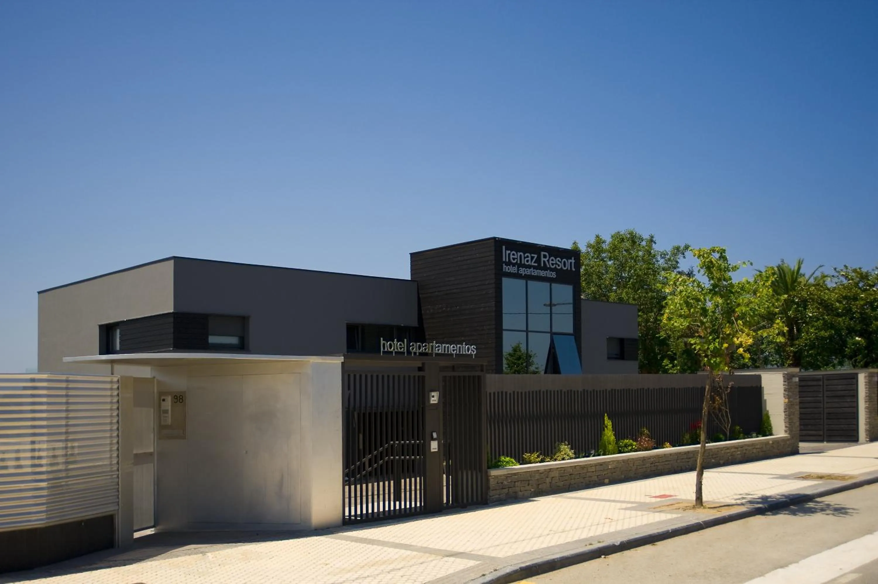 Facade/entrance in Irenaz Resort Apartamentos