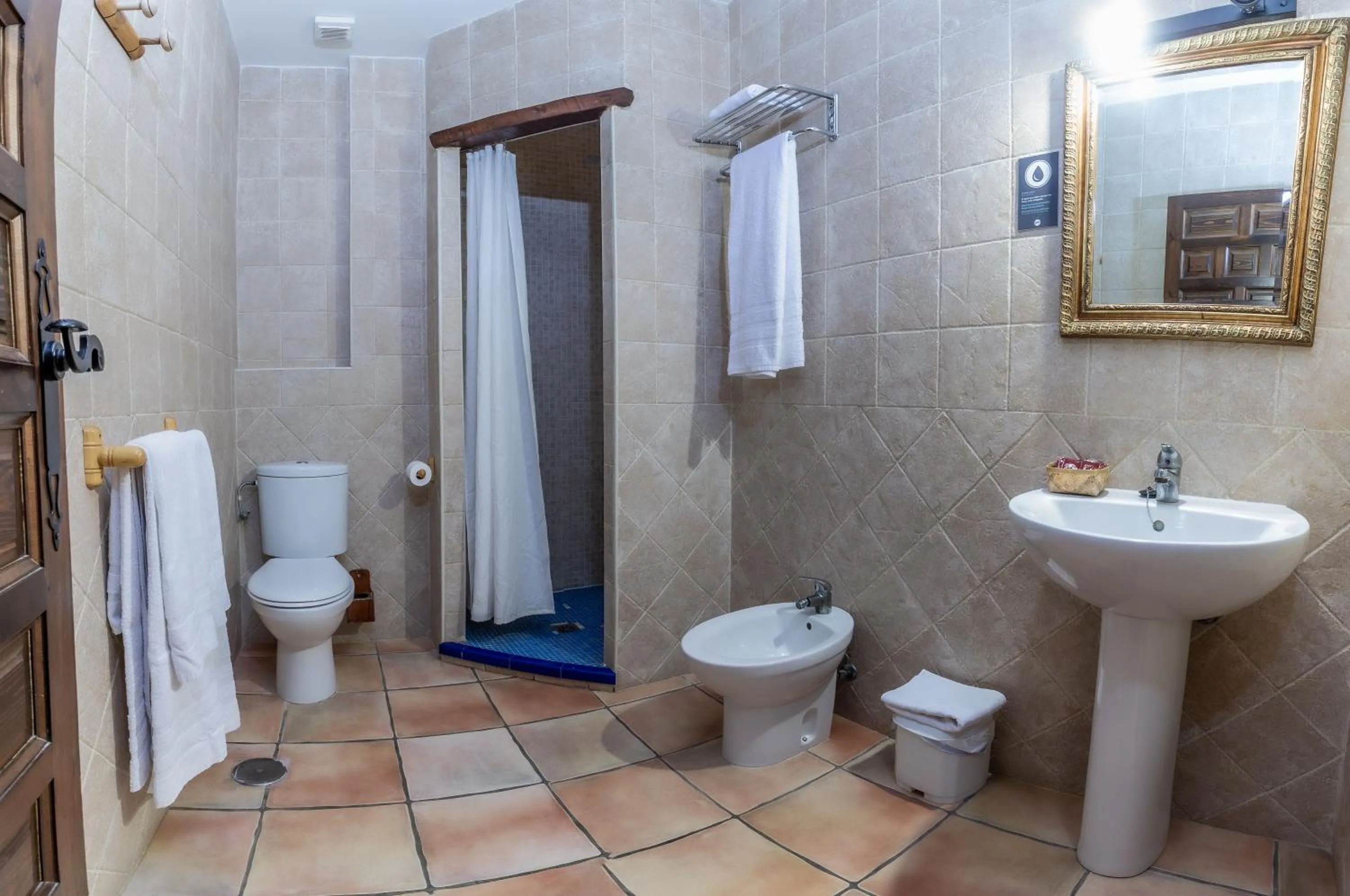 Bathroom in Hosteria Tierrallana by Juypehotel