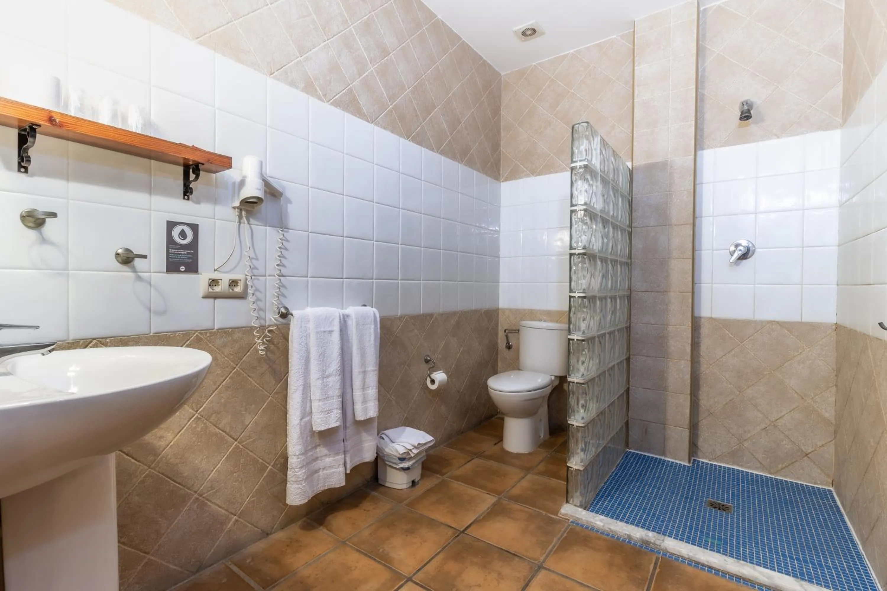 Bathroom in Hosteria Tierrallana by Juypehotel