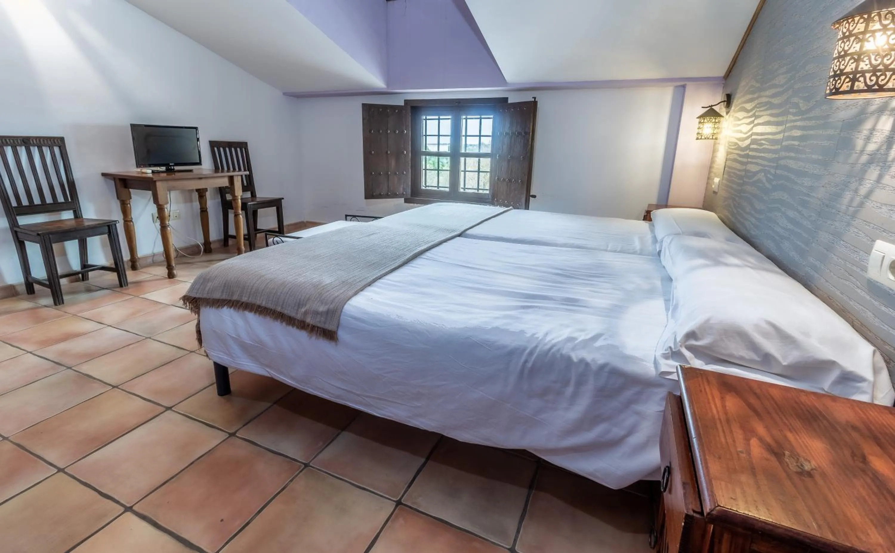 Photo of the whole room, Bed in Hosteria Tierrallana by Juypehotel