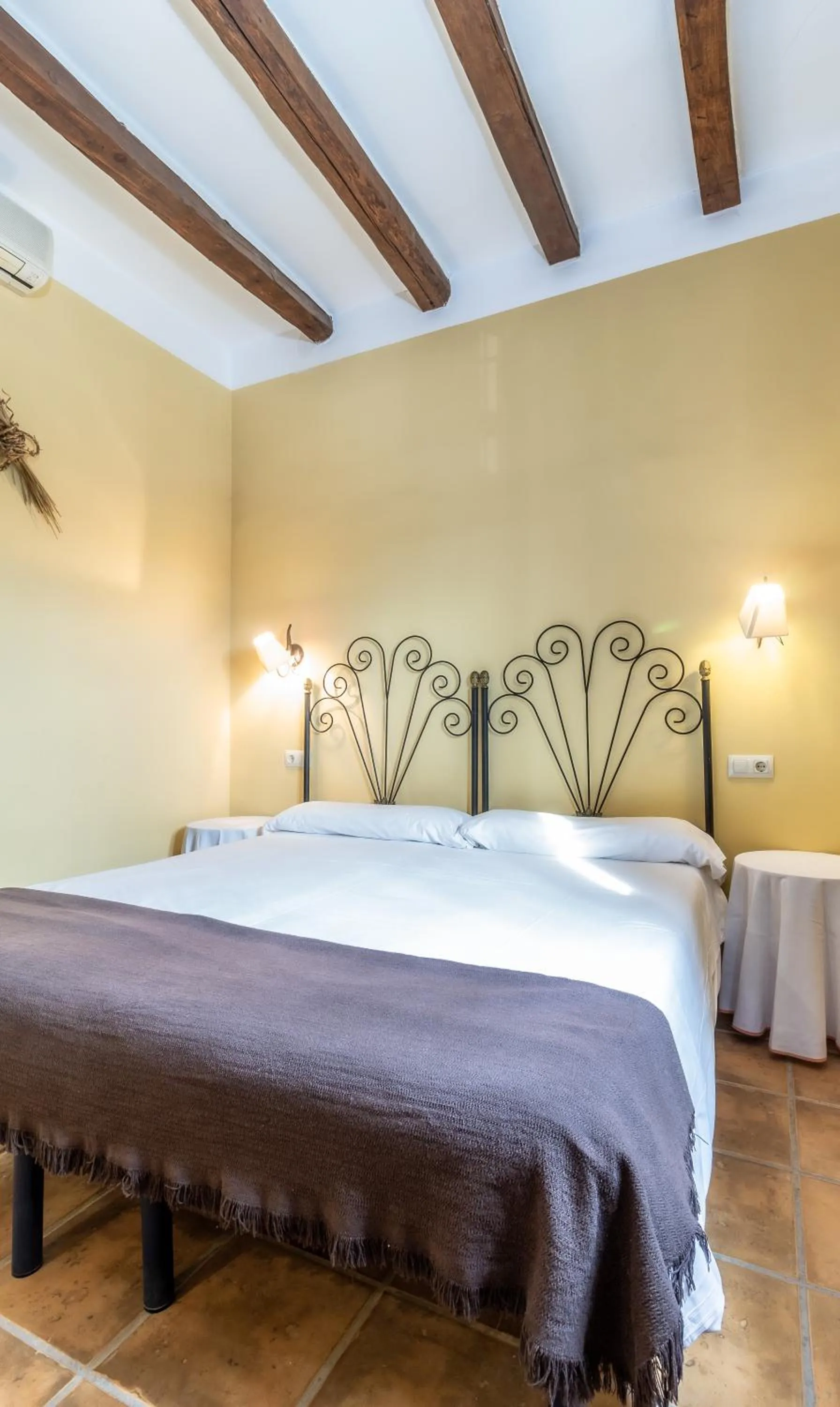 Photo of the whole room, Bed in Hosteria Tierrallana by Juypehotel