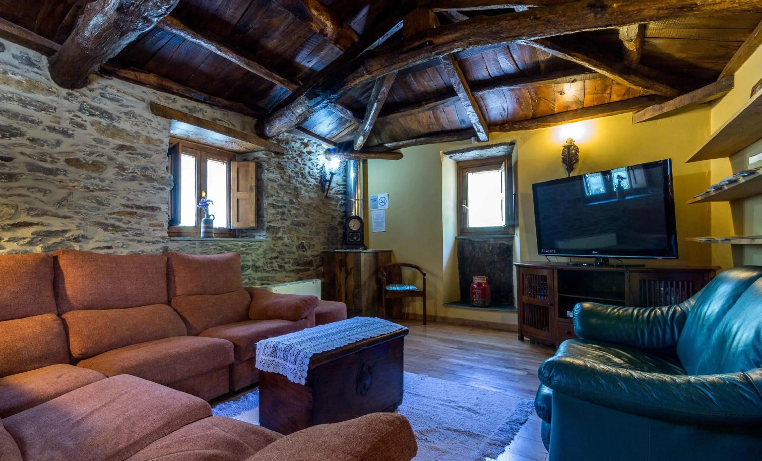 Communal lounge/ TV room in O Muiño de Pena