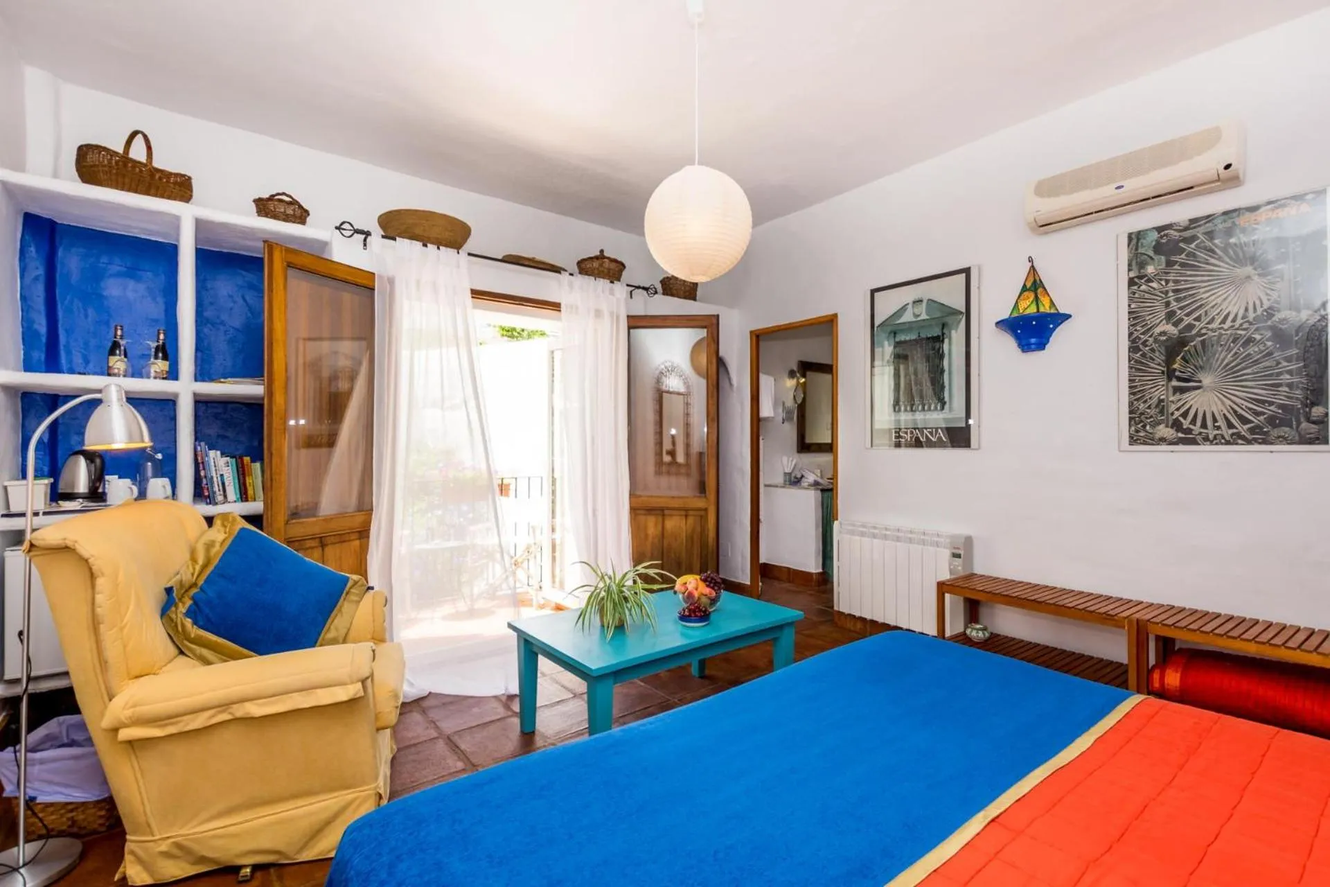 Seating area, Bed in Hotel Los Castaños