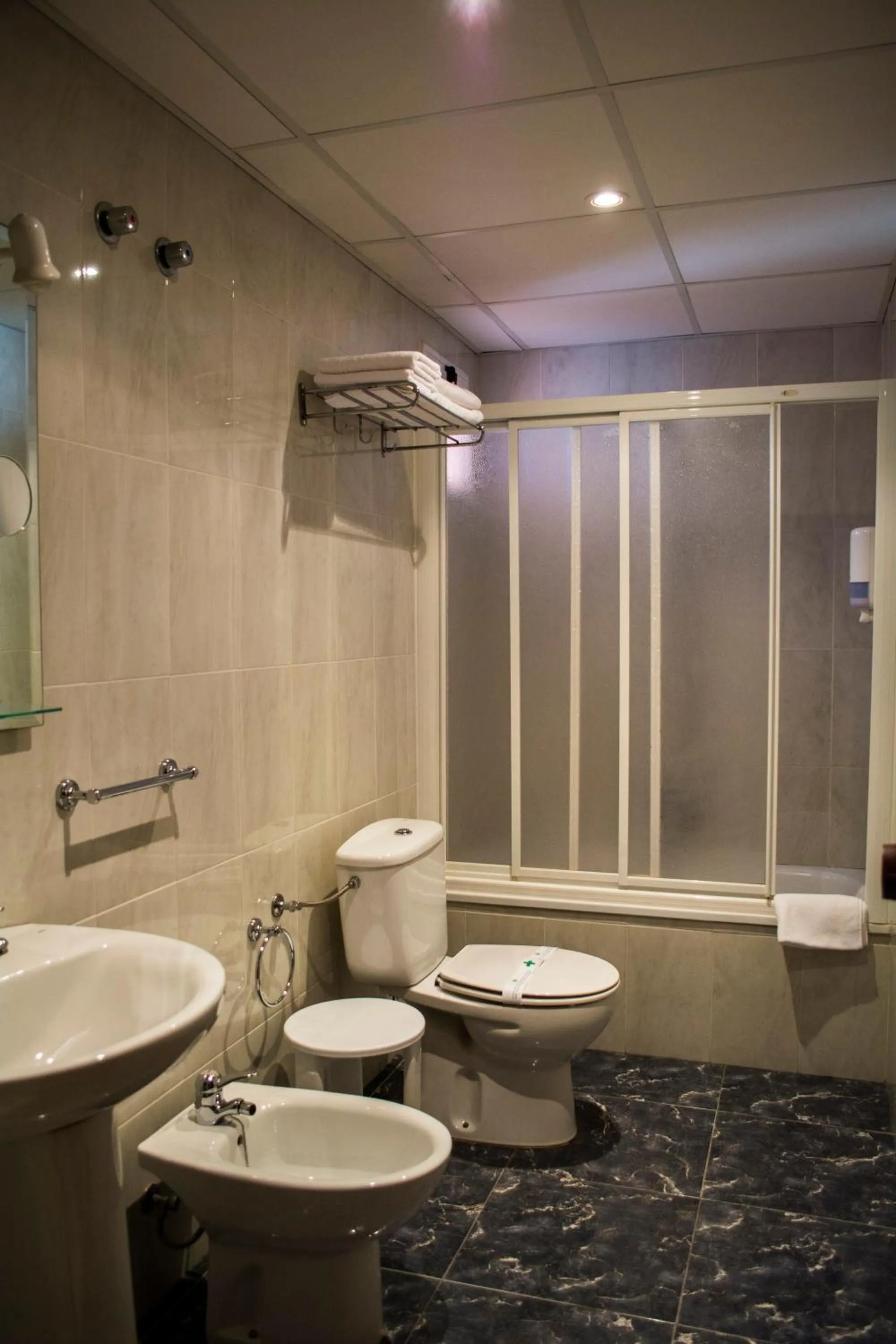 Bathroom in Hotel L'Escala