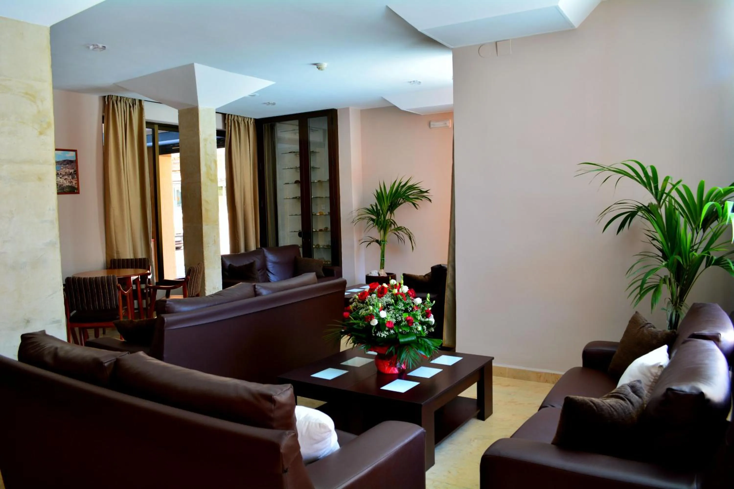 Communal lounge/ TV room in Hotel L'Escala