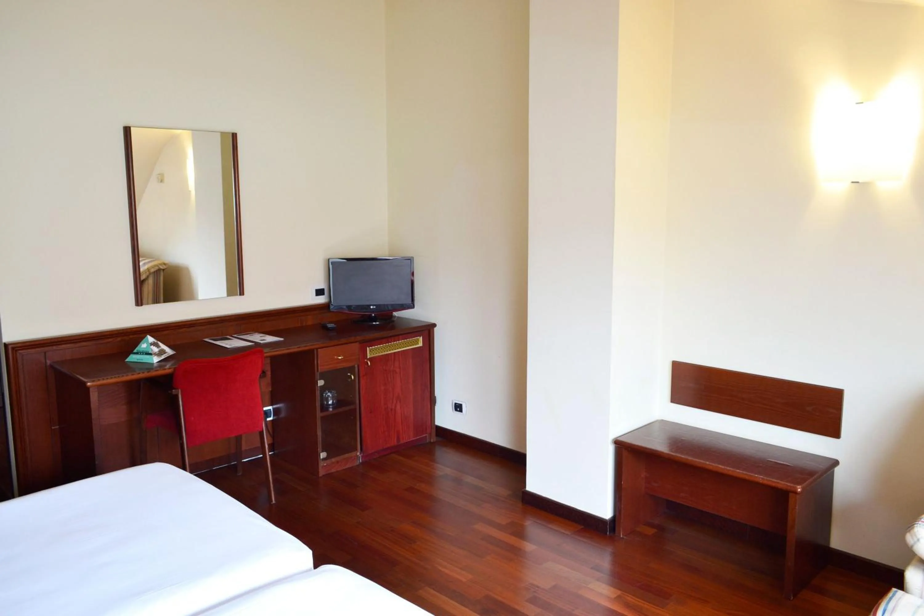 Bedroom, Bed in Hotel Alda El Suizo