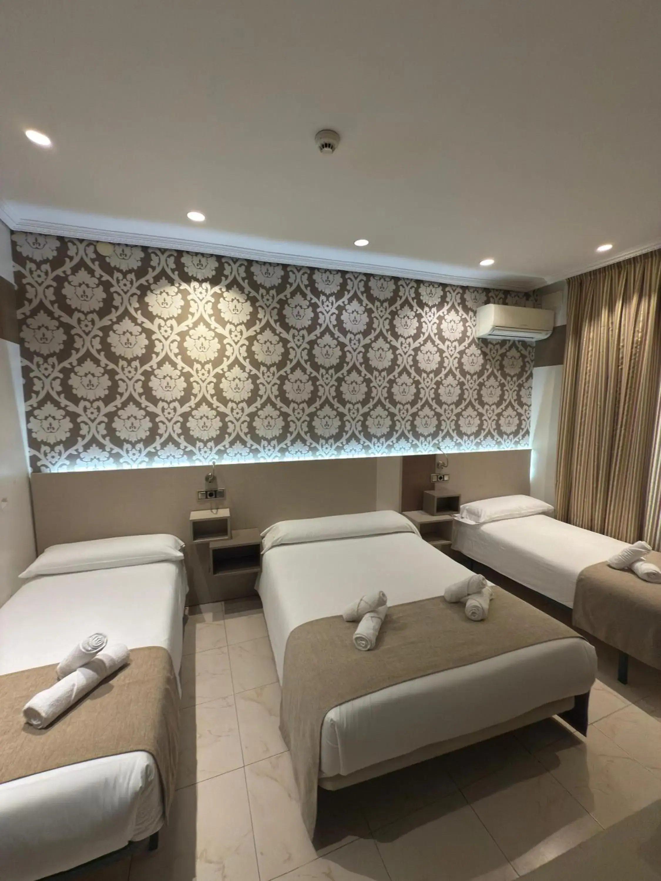 Family Room - single occupancy in Hostal Atocha Almudena Martín Family Room - single occupancy in Hostal Atocha Almudena Martín