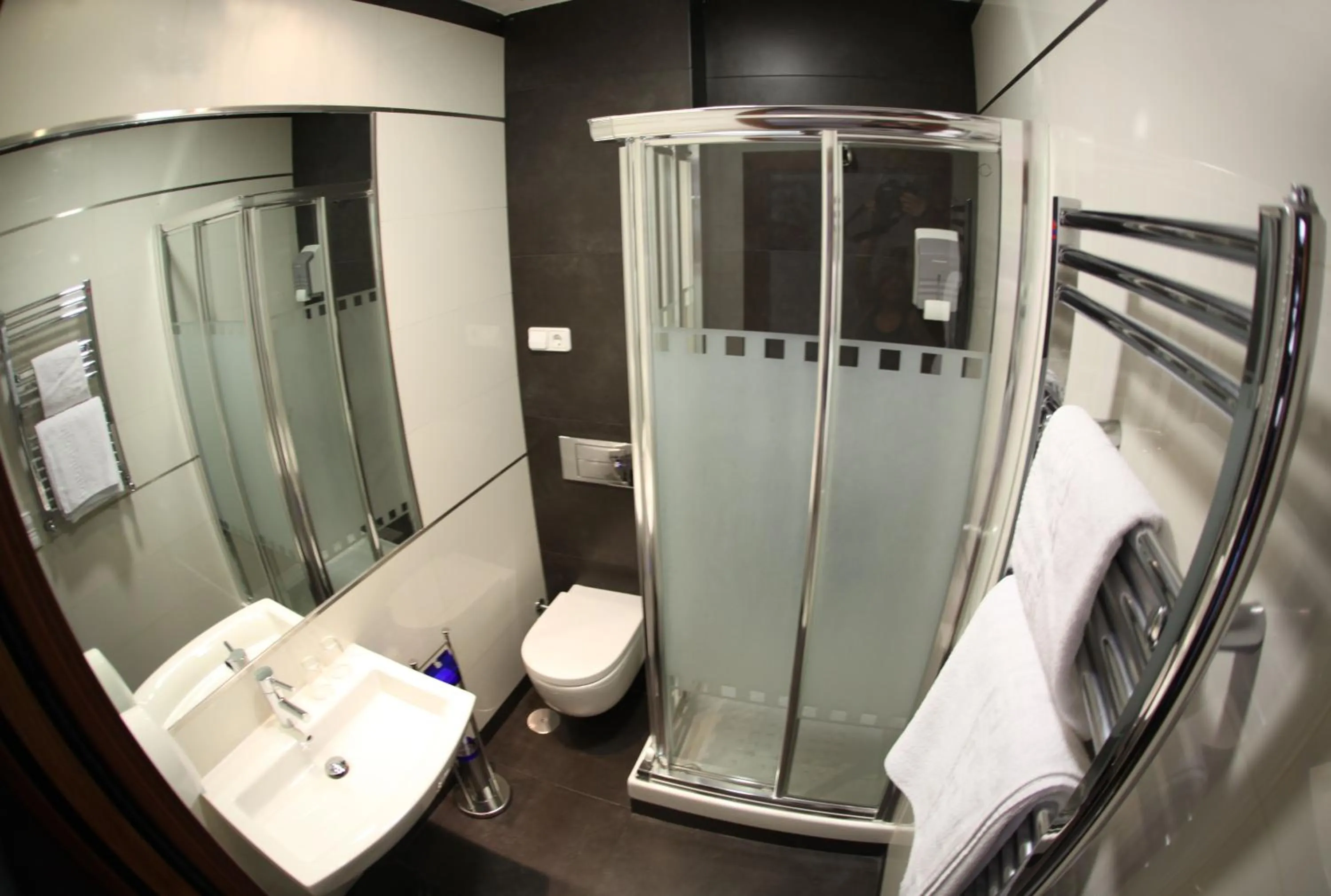 Bathroom in Hostal Atocha Almudena Martín