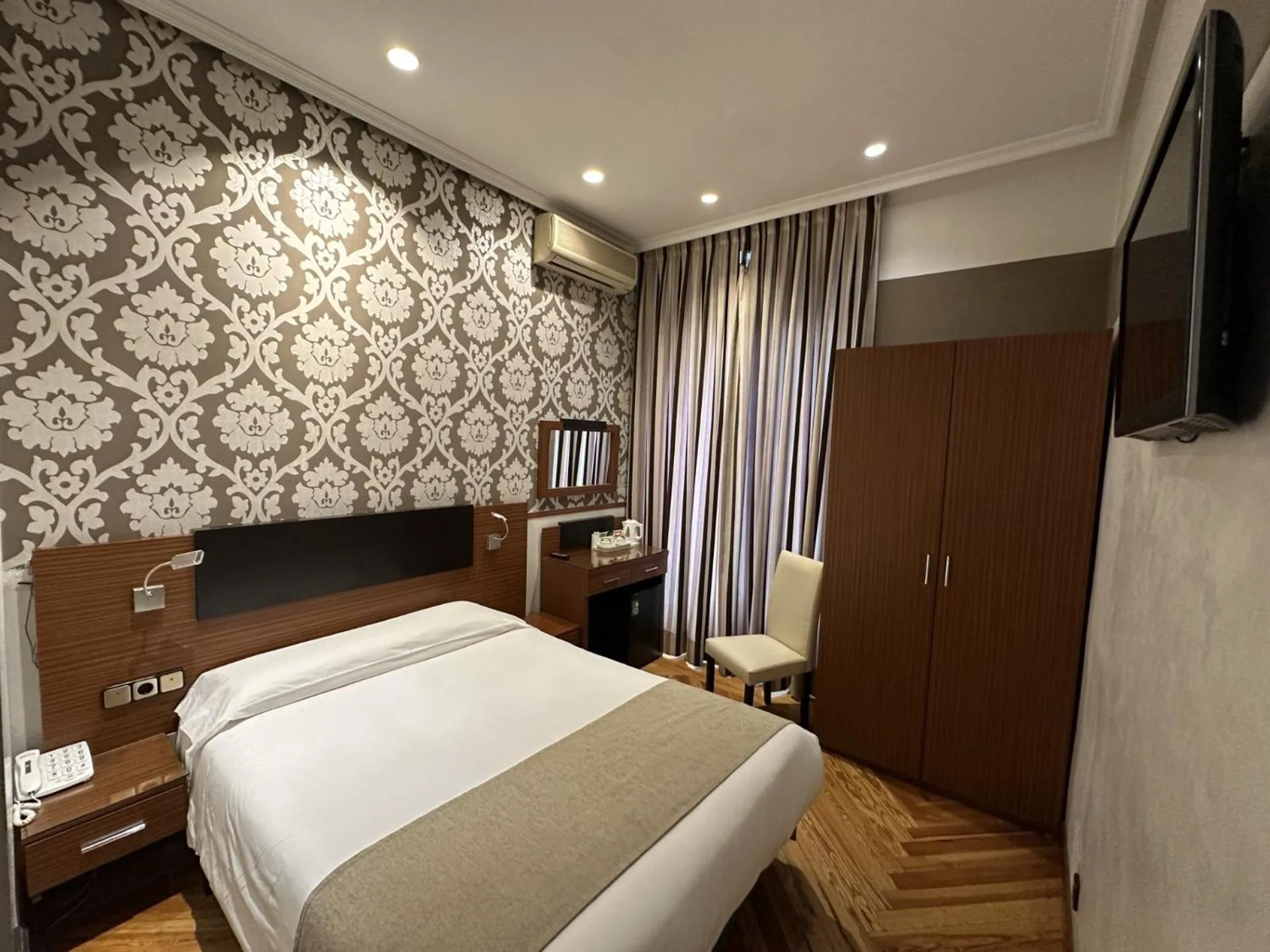 Bed in Hostal Atocha Almudena Martín