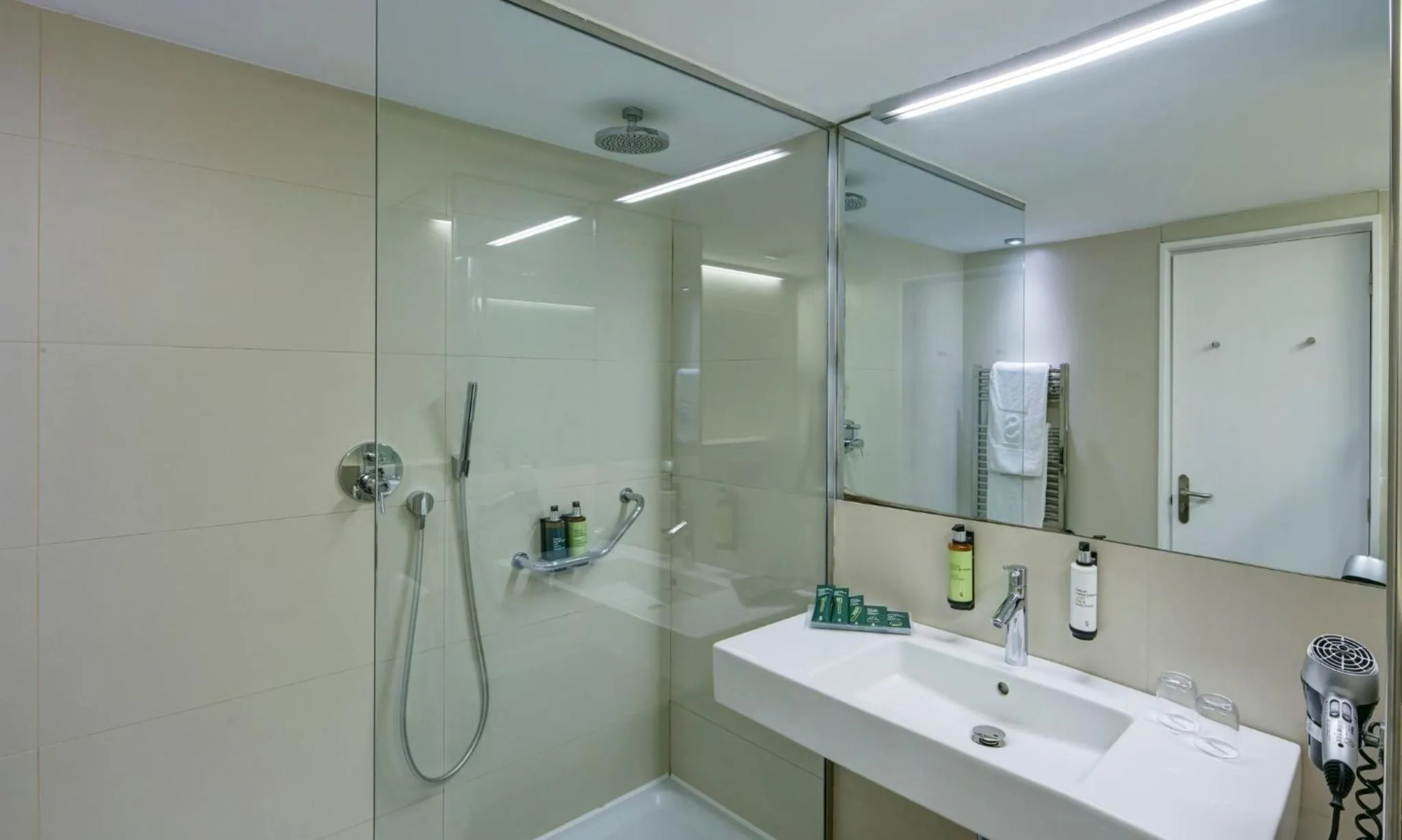 Photo of the whole room in Sercotel Hotel Rosellon