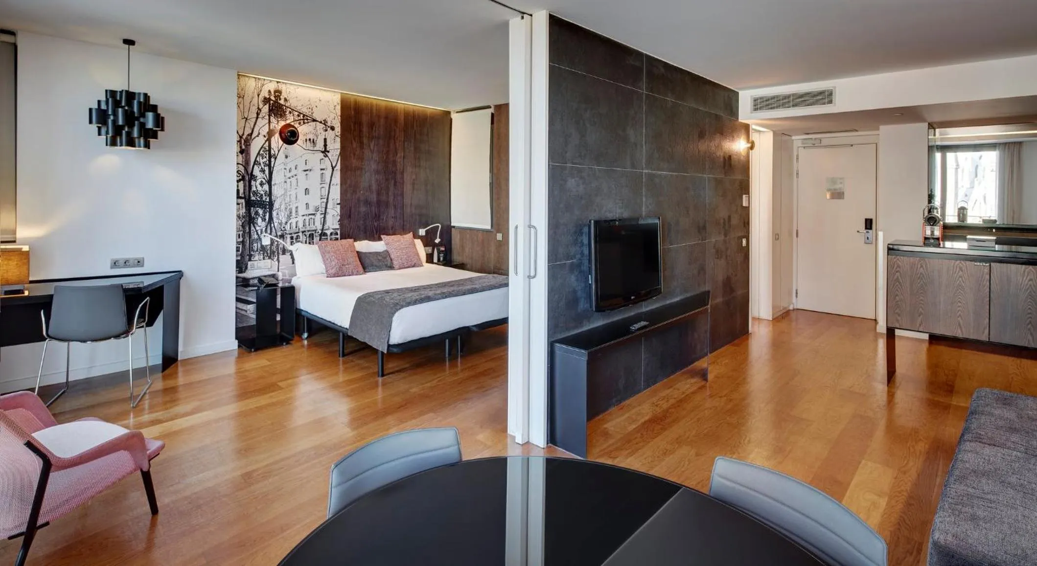 Photo of the whole room, Bed in Sercotel Hotel Rosellon