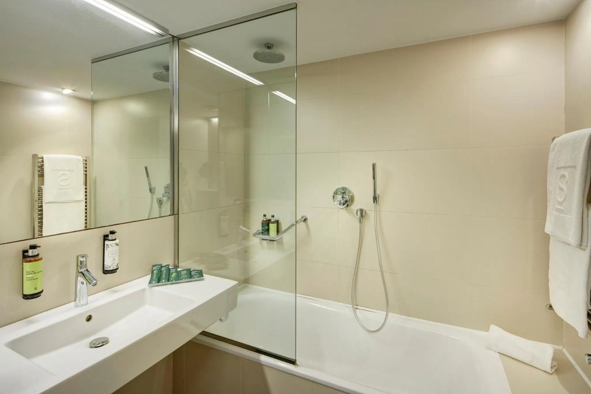 Photo of the whole room in Sercotel Hotel Rosellon