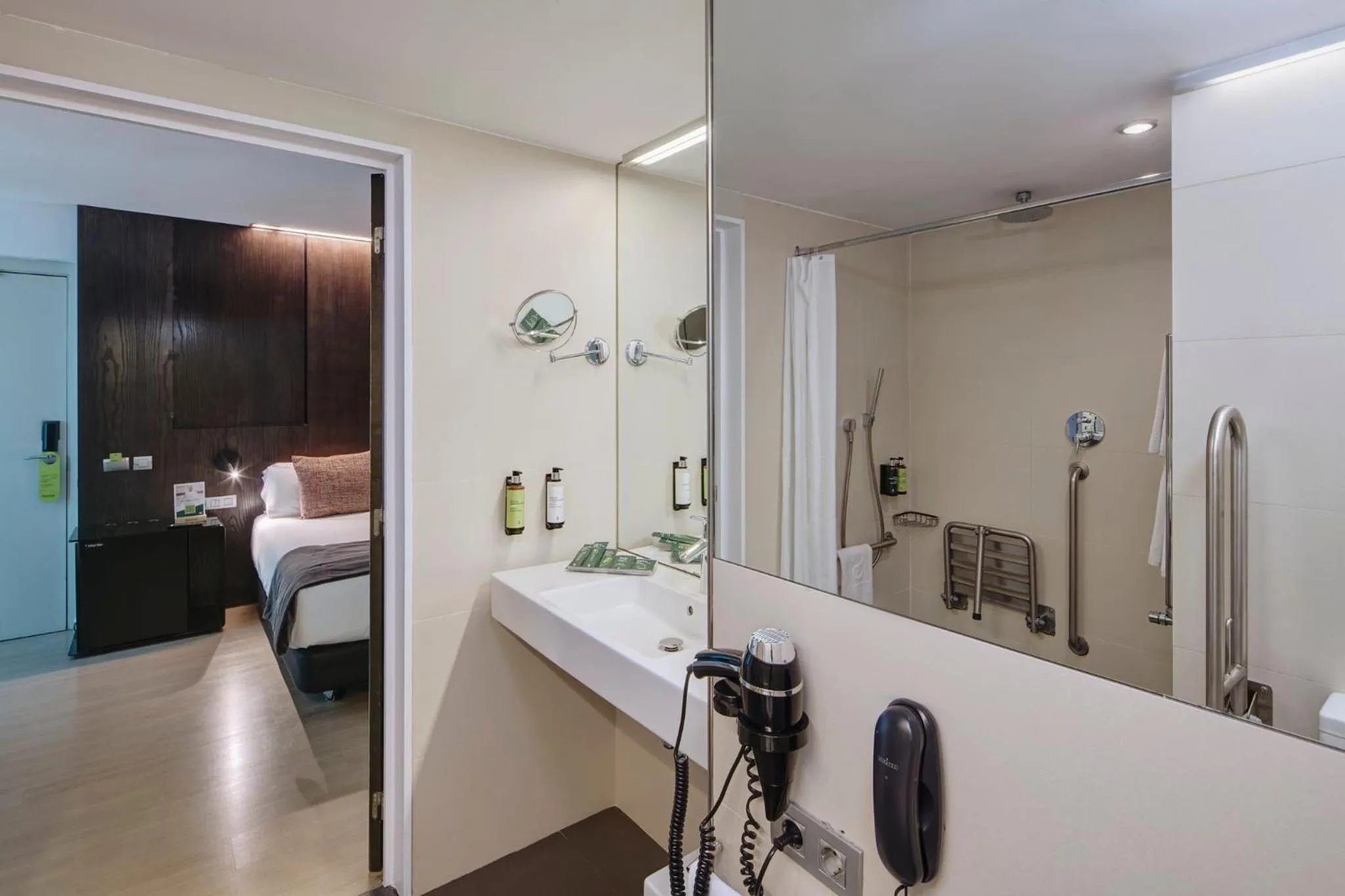 Photo of the whole room, Bed in Sercotel Hotel Rosellon