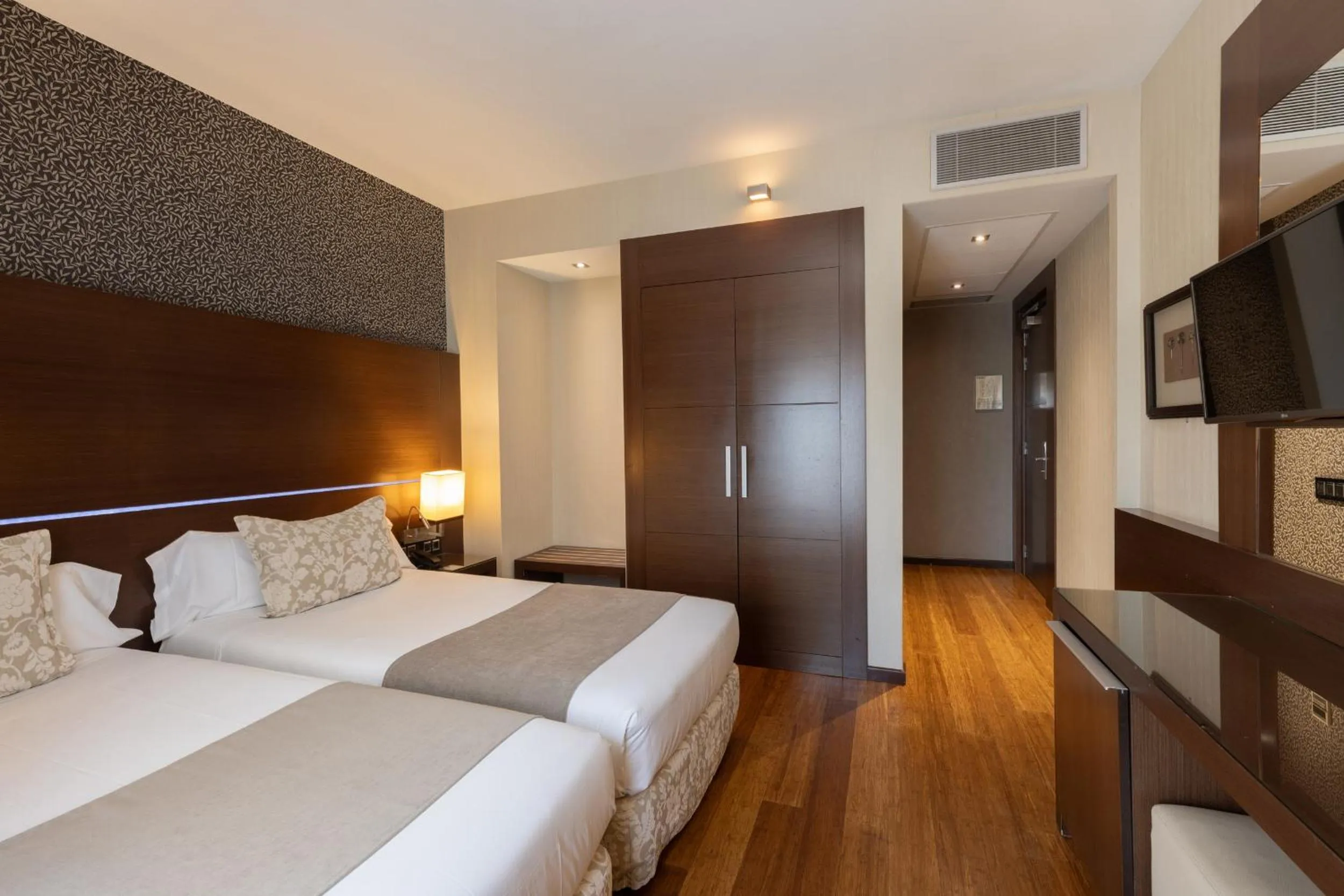 Photo of the whole room, Bed in Barcelona Hotel Colonial