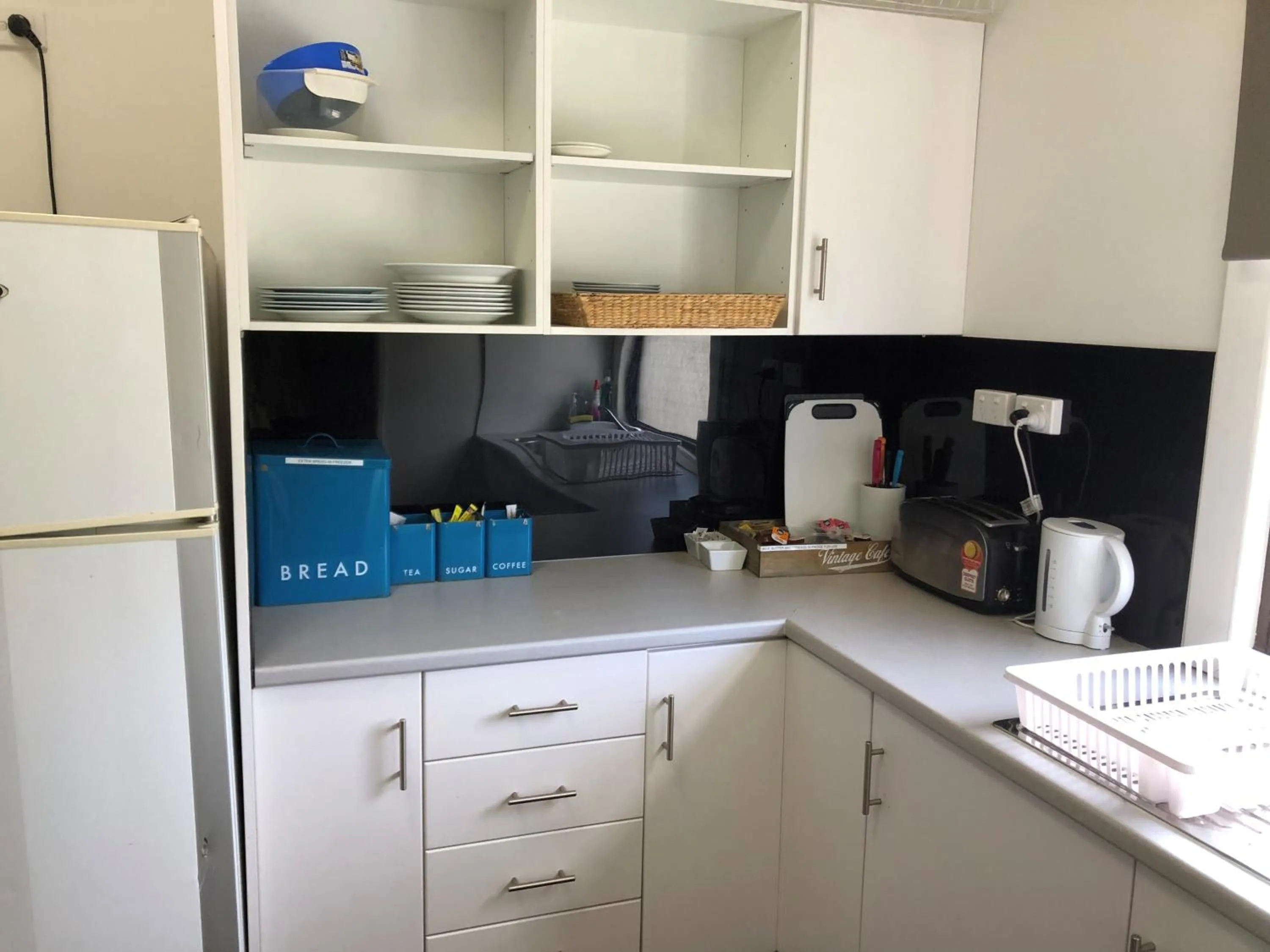 Communal kitchen in Gin Gin Budget Accommodation