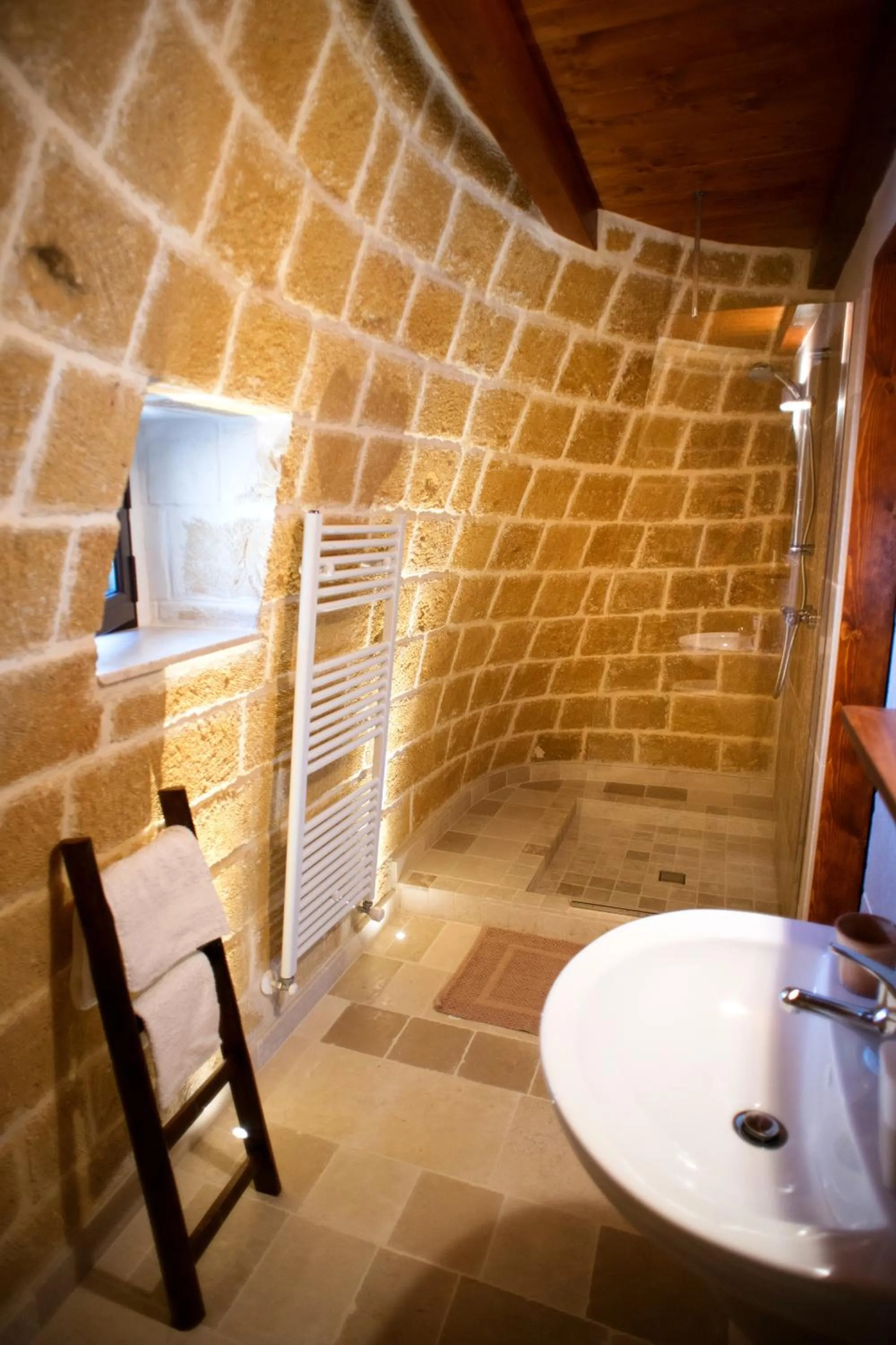 Shower in Grandi Trulli Bed & Breakfast