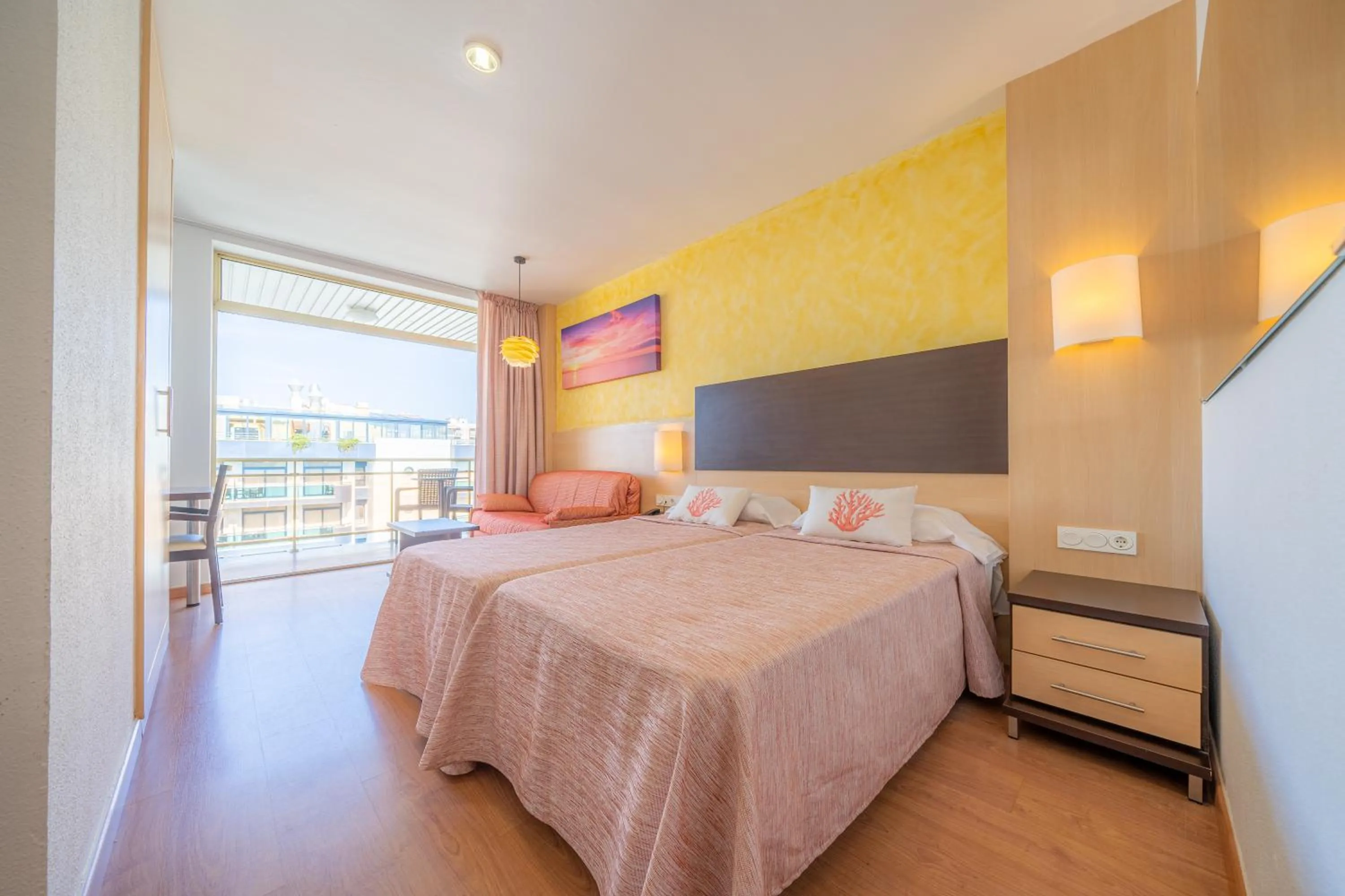 Photo of the whole room in Hotel Blaumar