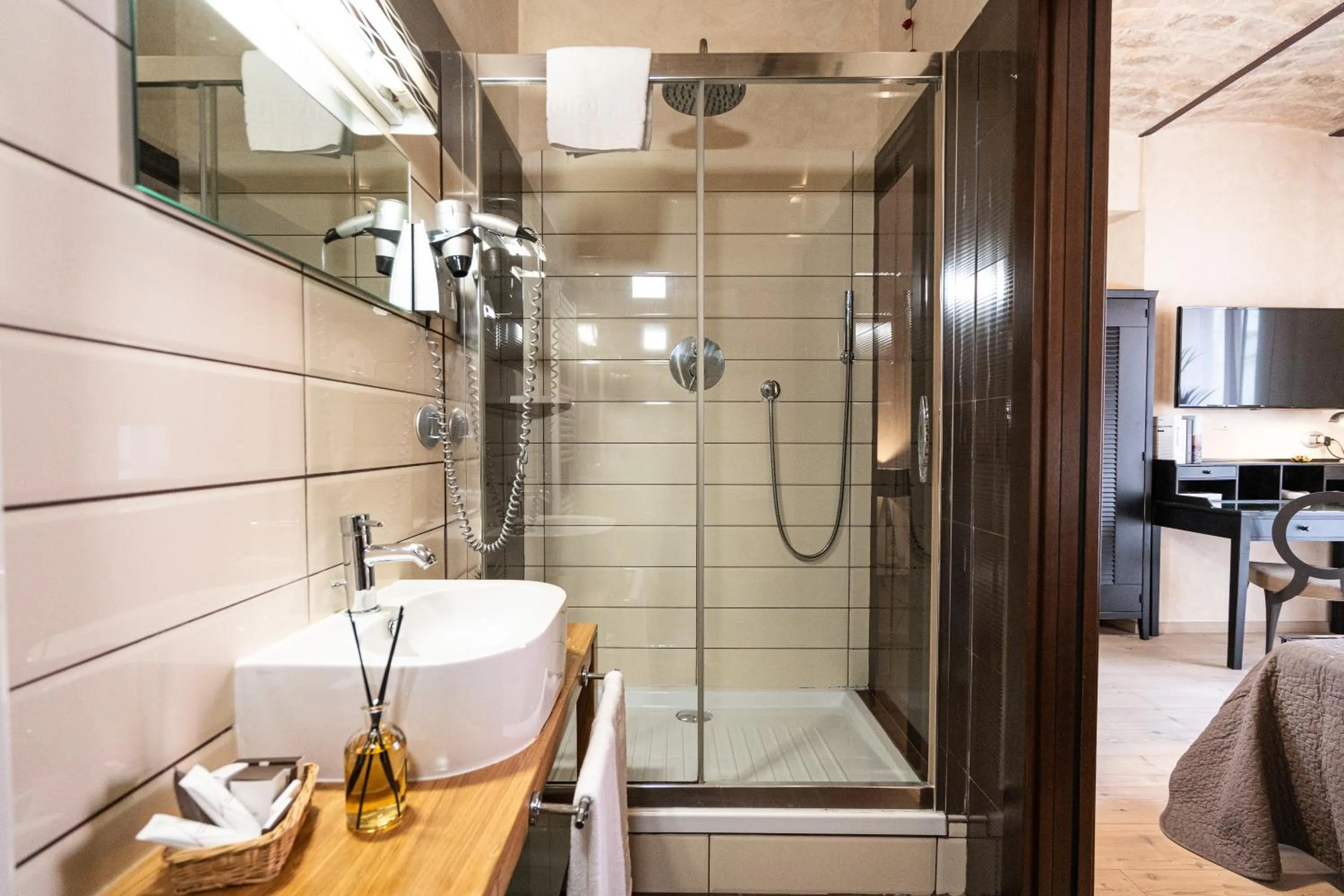 Photo of the whole room in La Lisca