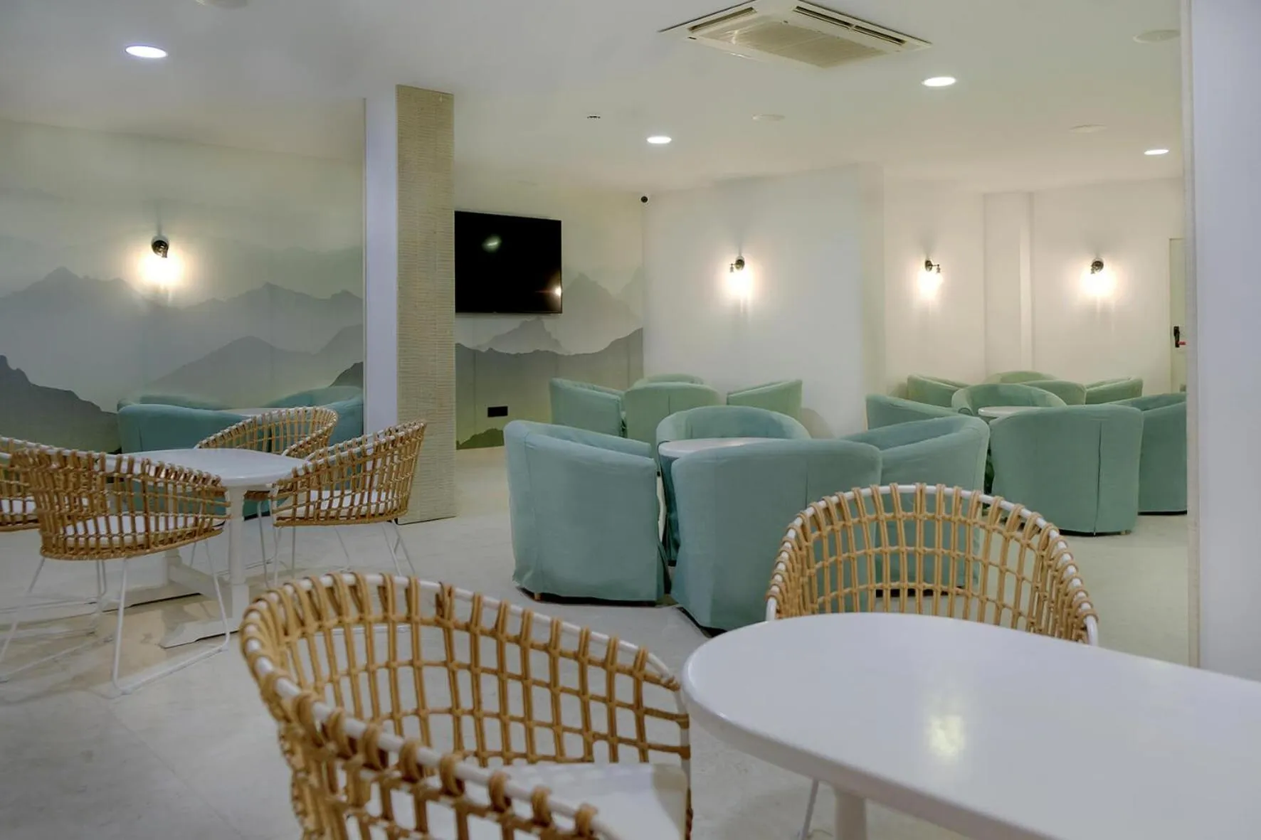 Communal lounge/ TV room in Hotel Acapulco