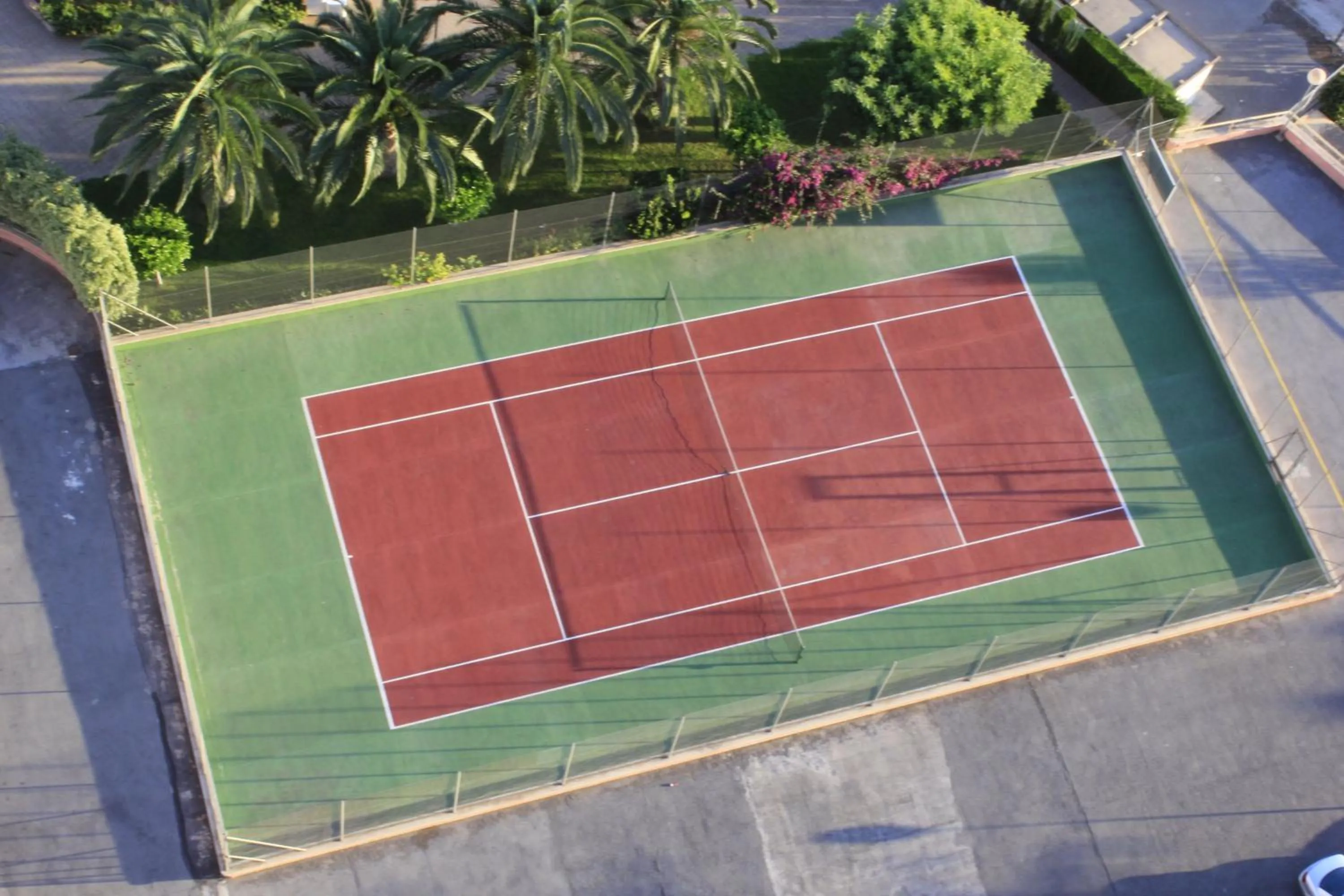 Tennis court in Apartamentos Vistamar