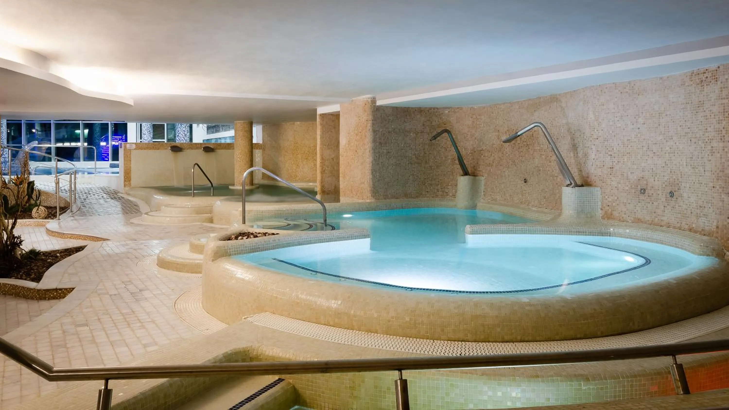 Hot Spring Bath in Gran Palas Hotel - Spa incluido