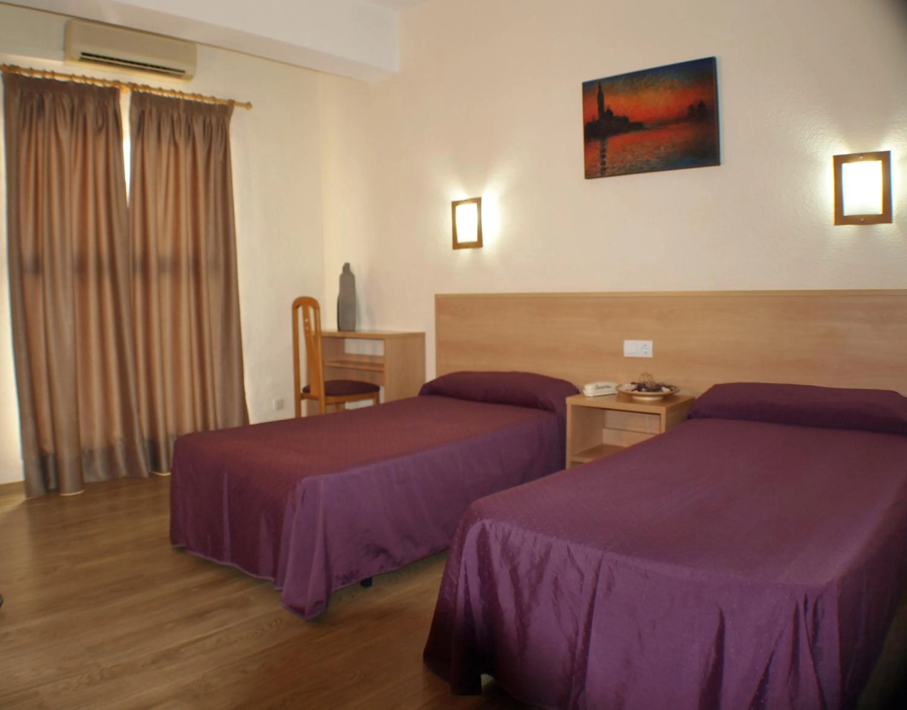 Photo of the whole room, Bed in Kristal