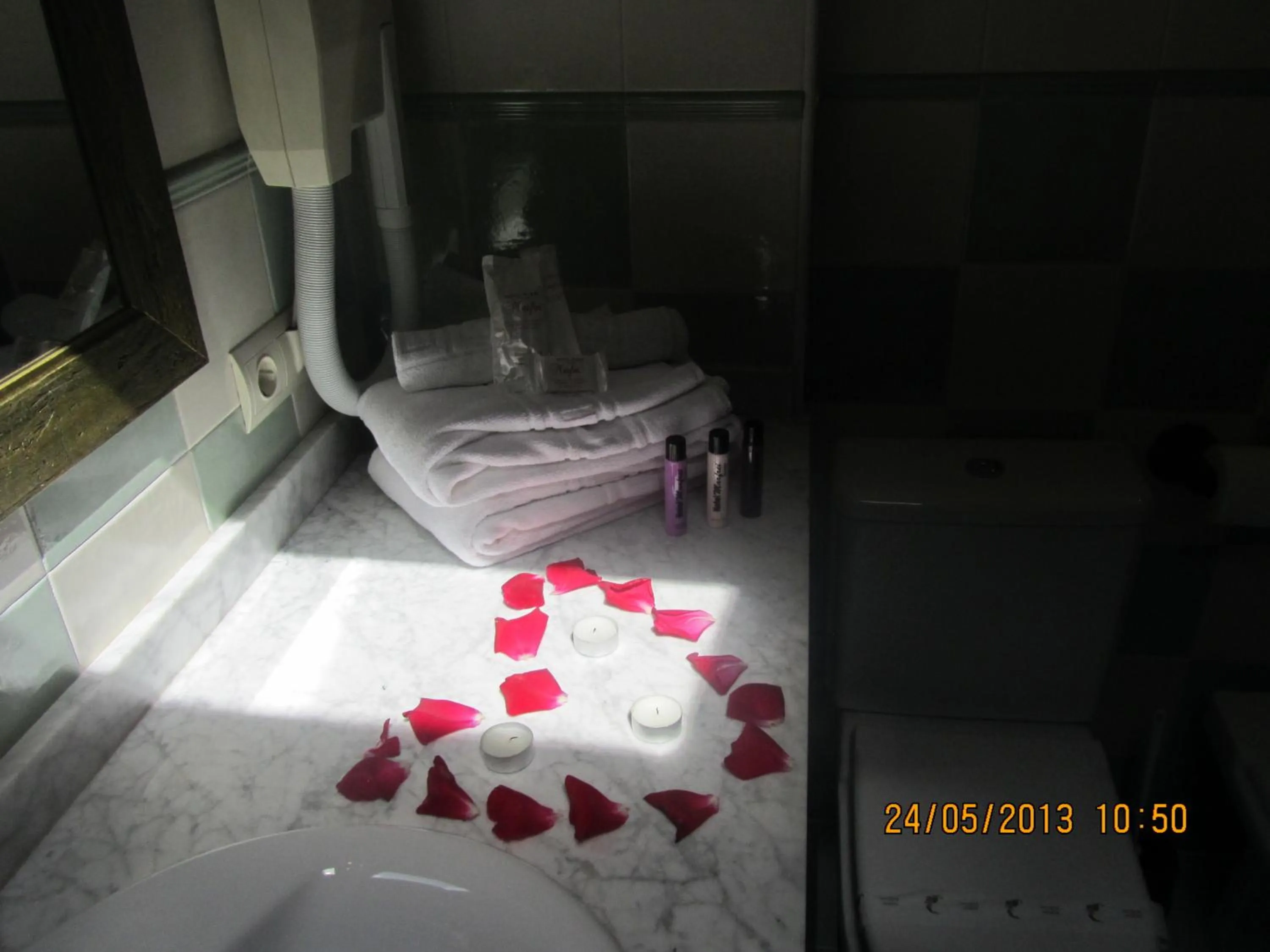 Bathroom, Bed in Hotel Marfrei