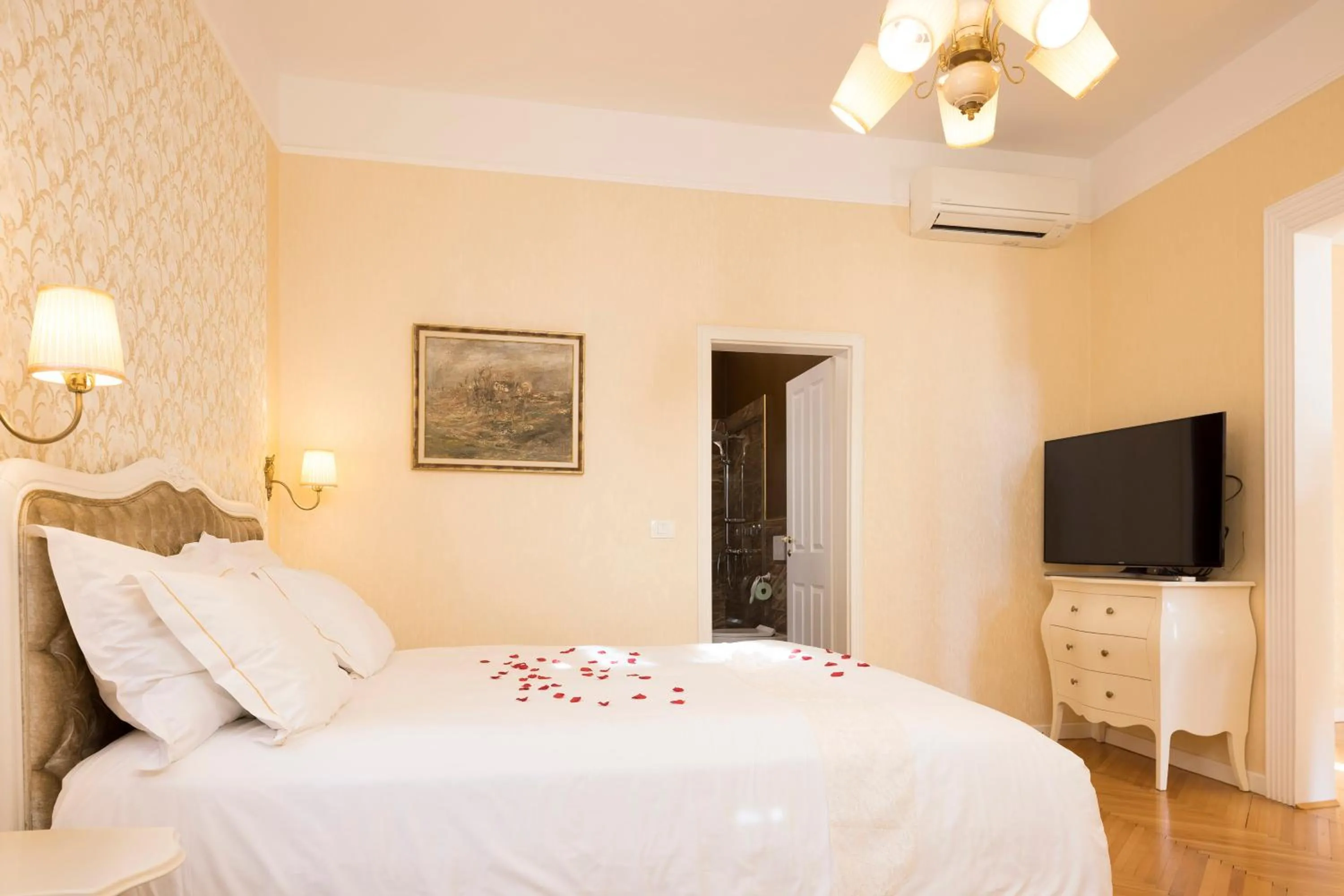 Bathroom, Bed in Benecanka Casa Veneziana Piran