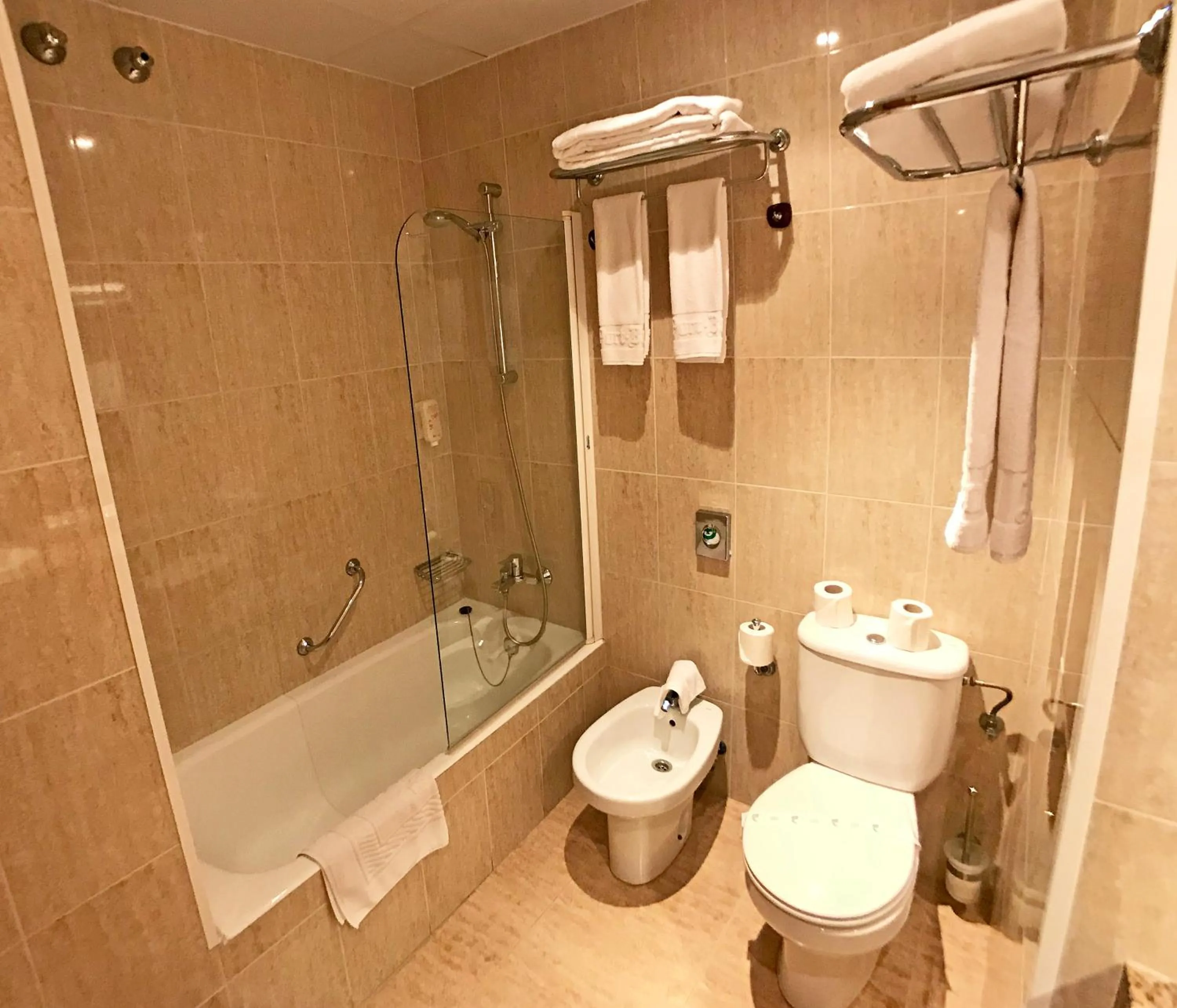 Toilet in Hotel Port-Bo