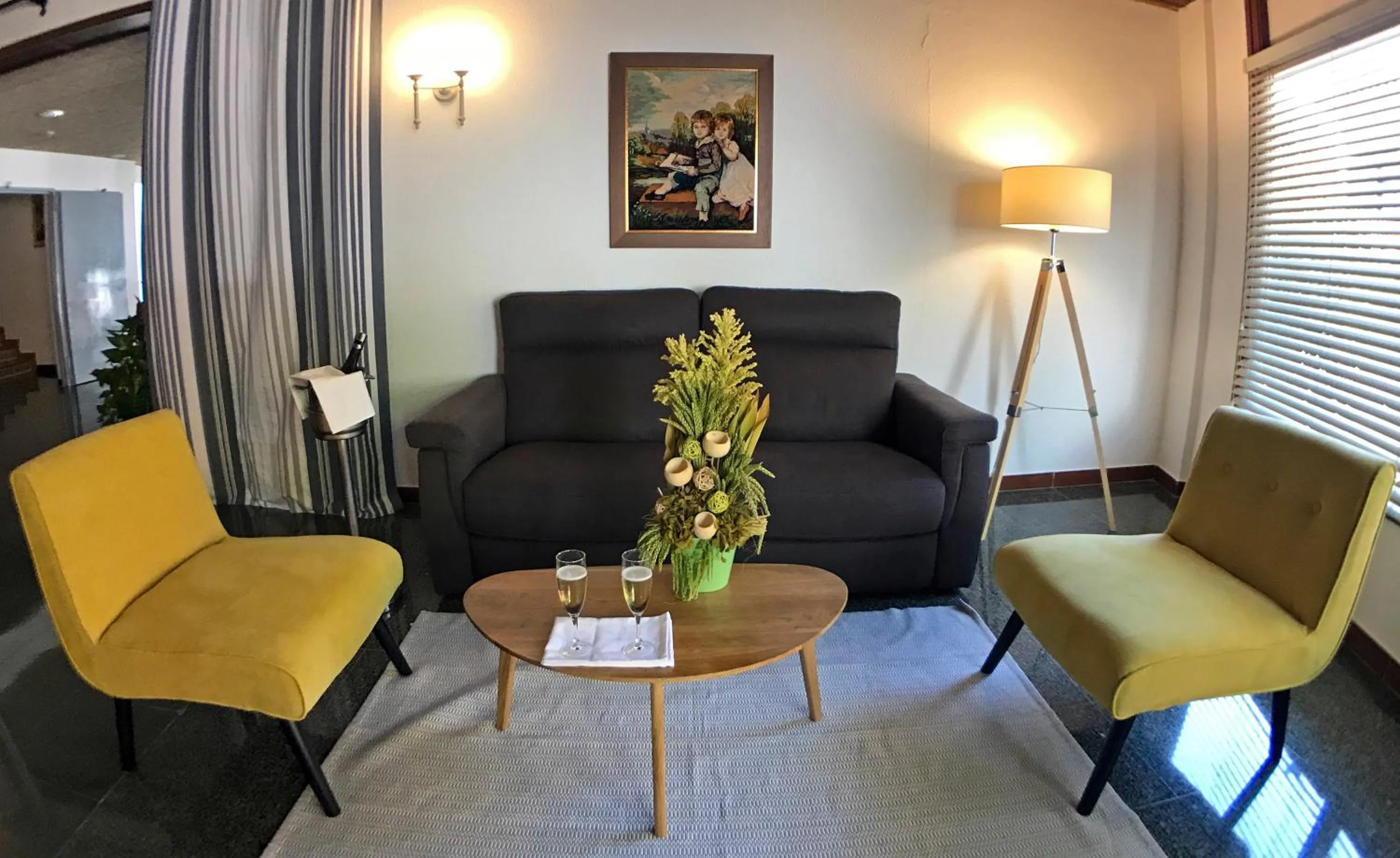 Communal lounge/ TV room in Hotel Port-Bo