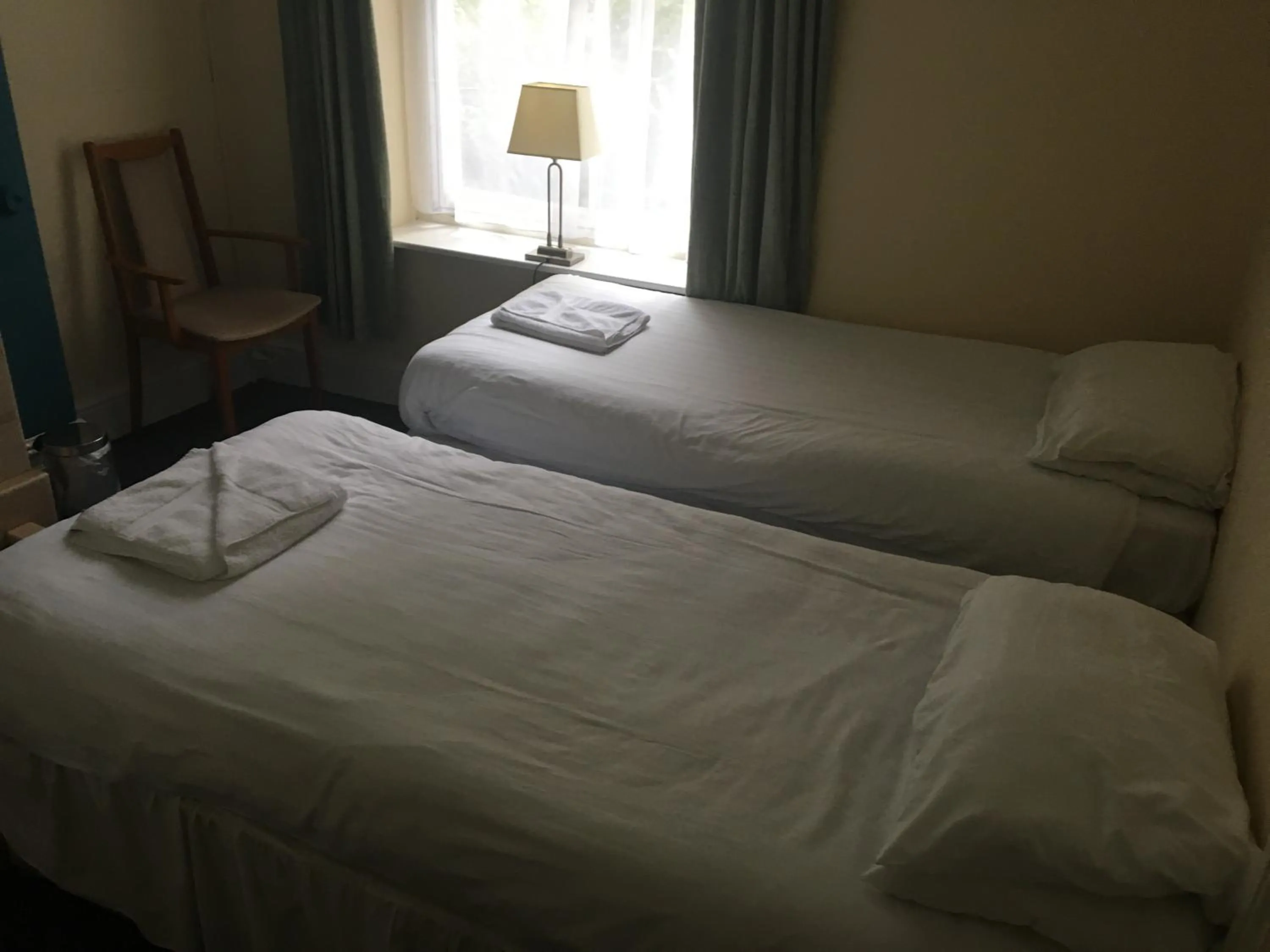 Standard Twin Room with Shared Bathroom in Four Seasons Budget