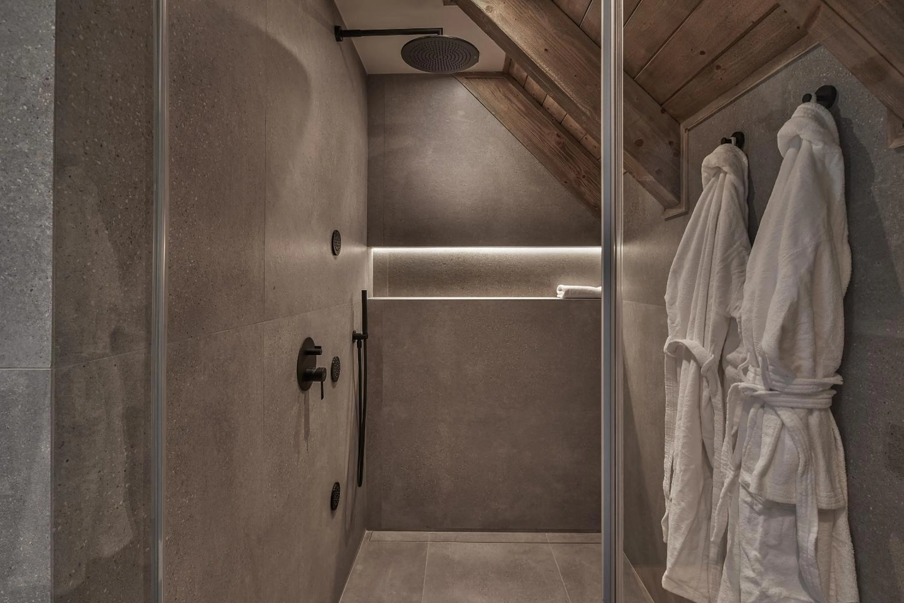 Shower in Hotel MIM Baqueira Luxury & SPA