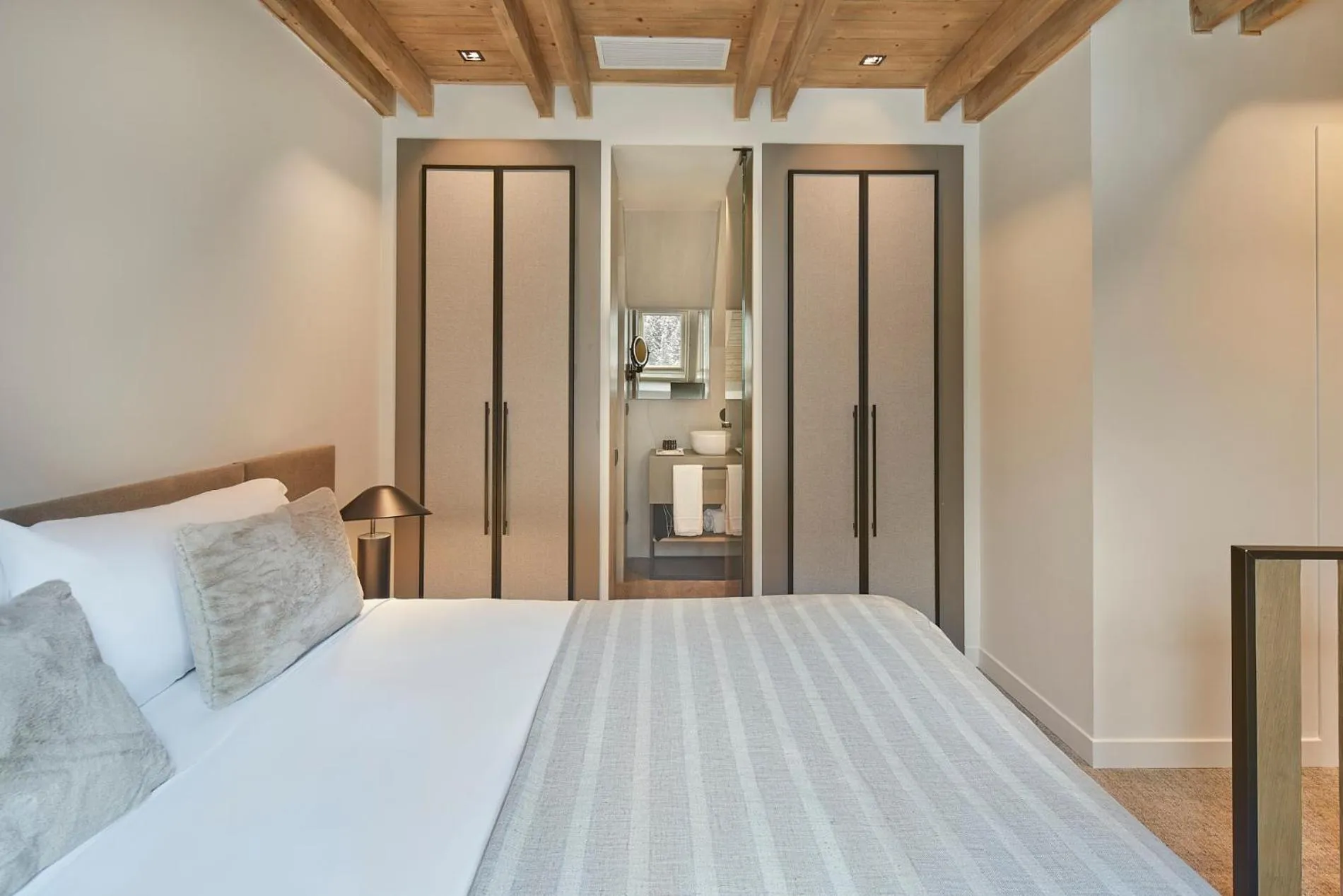 Bathroom, Bed in Hotel MIM Baqueira Luxury & SPA
